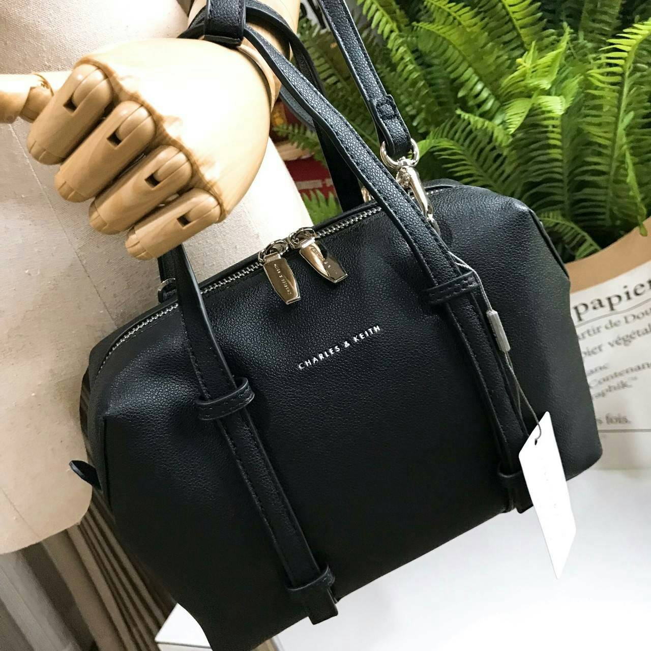 CHARLES & KEITH BOWLING BAG กระเป๋าถือหรือสะพายทรง Bowling วัสดุหนังแกะสังเคราะห์สวยอยู่ทรงขนาดกำลังดี น้ำหนักเบา หูจับถนัดมือ เปิดปิดด้วยซิปคู่สะดวกใช้ ภายในโล่งกว้าง มี1ช่องซิป พร้อมสายสะพายยาวถอดได้ปรับระดับได้ ภาพถ่ายจากสินค้าจริง ดีไซน์คลาสสิคสวยน่าใ