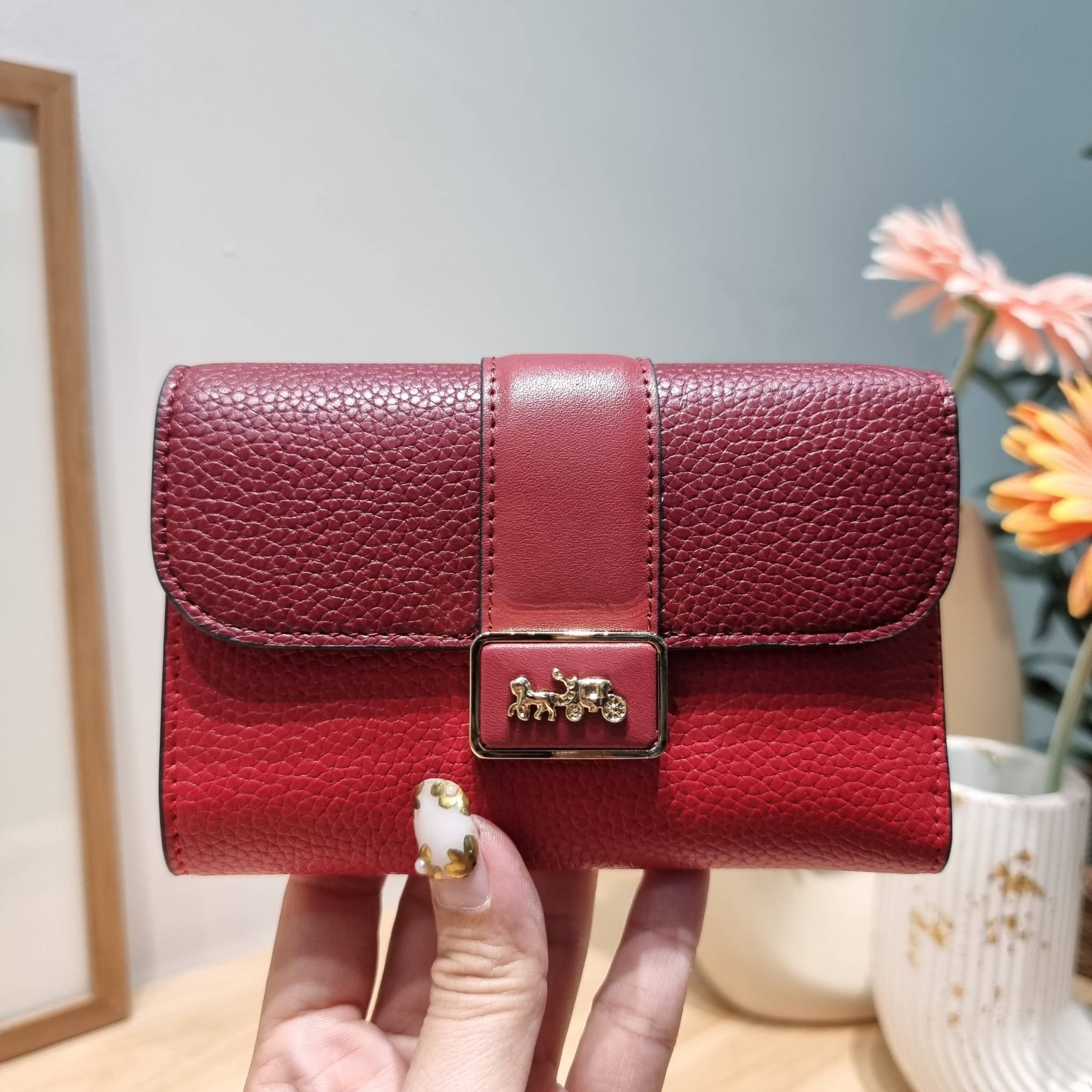 COACH MEDIUM GRACE WALLET IN SIGNATURE CANVAS CC061 CC060 CC059 พร้อมส่ง 5 สี กระเป๋าสตางค์ใบกลาง ดีไซน์หรู โดดเด่นด้วยโลโก้สไตล์วินเทจ คลาสสิค โทนสีใช้งานง่าย
