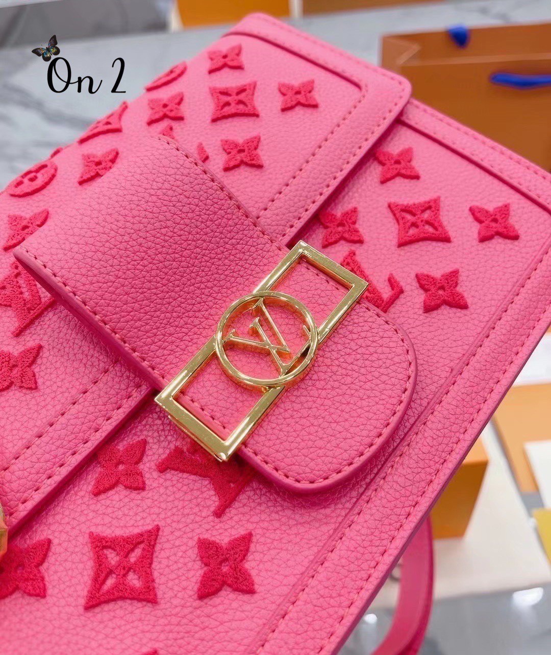 LV Dauphine Rose Fluo ไม่มองไม่เหลียวไม่ได้แล้ว!! ความหรูที่โดดเด่นโลโก้ปั้มนูนจากผ้ากำมะหยี่ สร้างดีเทลผู้ดี ลูกคุณมากๆ กระเป๋าสะพาย ดีไซน์เลิศ สวยปังในราคาโดนใจ แบบนี้ใครไหวไปก่อน ไม่ไหวก็ต้องสั่งได้เลยจ้า!!
