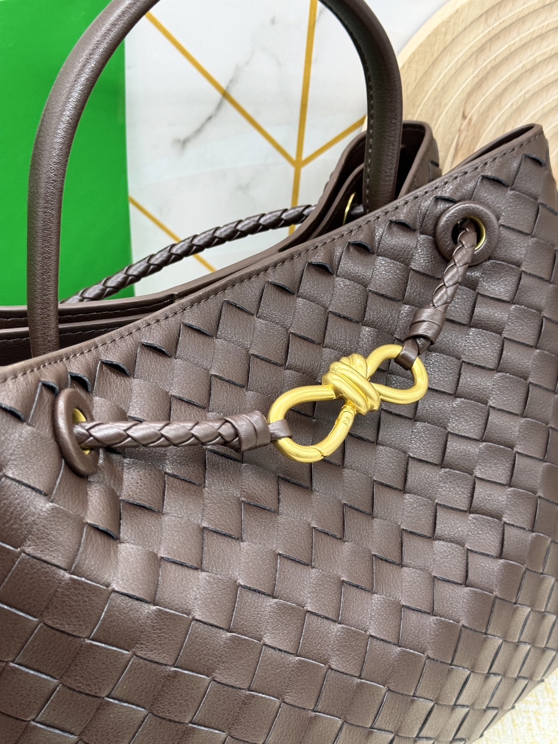 BOTTEGA Medium Andiamo embellished intrecciato leather tote 32cm กระเป๋าสะพายดีไซส์สานเป็นเอกลักษณ์ หนัง nappa นิ่มสวยงาม