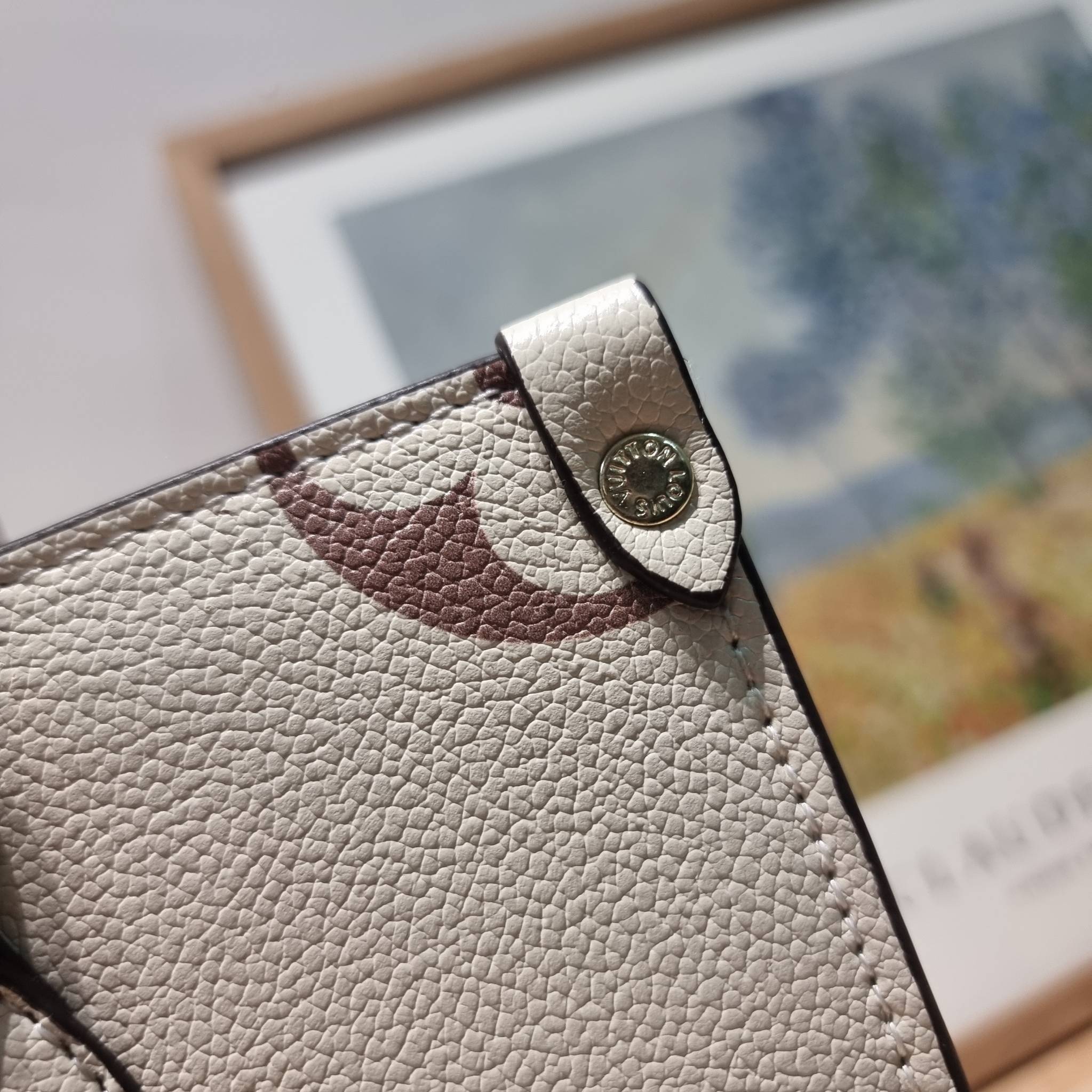 LV Onthego / LV crossbody tote bag กระเป๋าทรงโท้ทเวอร์ชั่นดั้งเดิม ที่คลาสสิค ผู้ดี หรูหรา โทนสีใช้งานง่าย ได้ทุกลุค ทุกสไตล์ วัสดุหนังลูกวัว ผิวลายเกรน มาพร้อมหูจับในตัว คล้องแขนก็ดูแพง หรือจะเกี่ยวสายครอสสะพายก็อัพลุคได้เลย ภายในโล่งกว้างมาก มีอะไหล่เกี