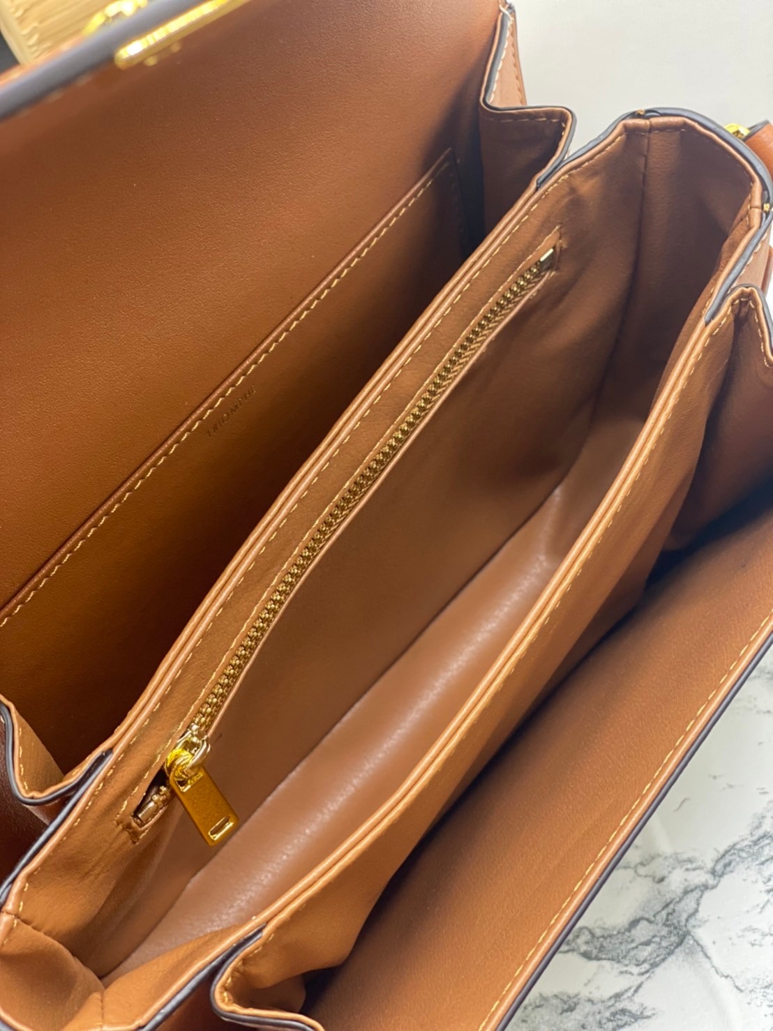 หนังแท้ CELINE MEDIUM TRIOMPHE BAG IN TRIOMPHE CANVAS AND CALFSKIN / CELINE TEEN สาวๆที่กำลังมองหากระเป๋าน่ารักเอาไว้ใช้ในวันสบาย ๆ แต่ไม่รู้เลือกกระเป๋า Celine รุ่นไหนดี แนะนำรุ่นนี้เลยคะ เป็นกระเป๋าสะพายข้างขนาดกำลังดี สวยแบบคลาสสิก หรูหราด้วยแคนวาสเคลื