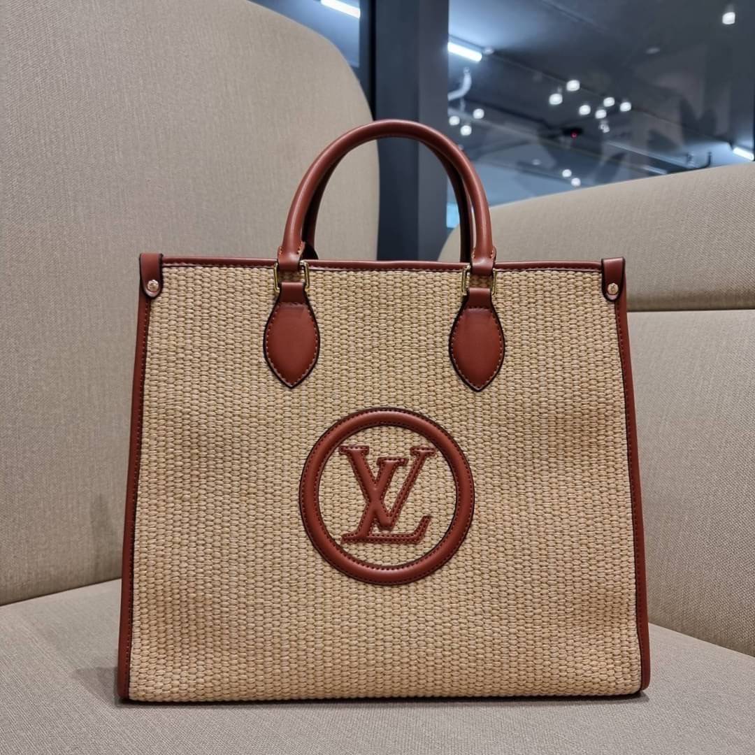 VIP 🥂 LV RAFFIA TOTE BAG ไอเท็มเอ็กซ์คลูซีพใหม่ล่าสุดก่อนใคร กระเป๋าสะพายใบใหญ่รุ่นลิมิเต็ด หายาก ด้วยวัสดุสังเคราห์จากธรรมชาติ สานเต็มใบออกมาเป็นลวดลายสวยงาม และยังโดดเด่นด้วยโลโก้ สีโทนอุ่น ทำให้ไอเท็มนี้ ดูดีน่าค้นหา ด้วยทรงโท้ทที่ทำให้สามารถจั