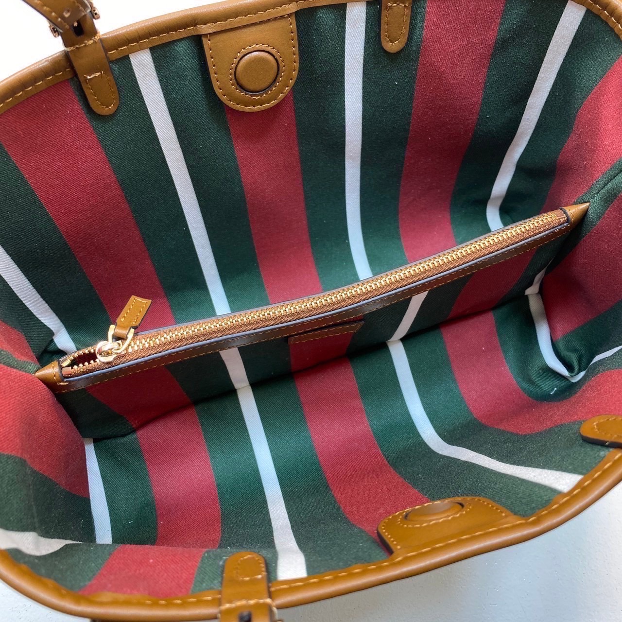 Top ORI หนังแท้ | GUCCI GG Emblem medium tote bag 30cm / GUCCI Tote Bag กระเป๋าสะพายทรงโท้ท คอลเล็กชั่นใหม่ตีความประวัติศาสตร์แห่งความสง่างามและงานฝีมือของแบรนด์ขึ้นใหม่