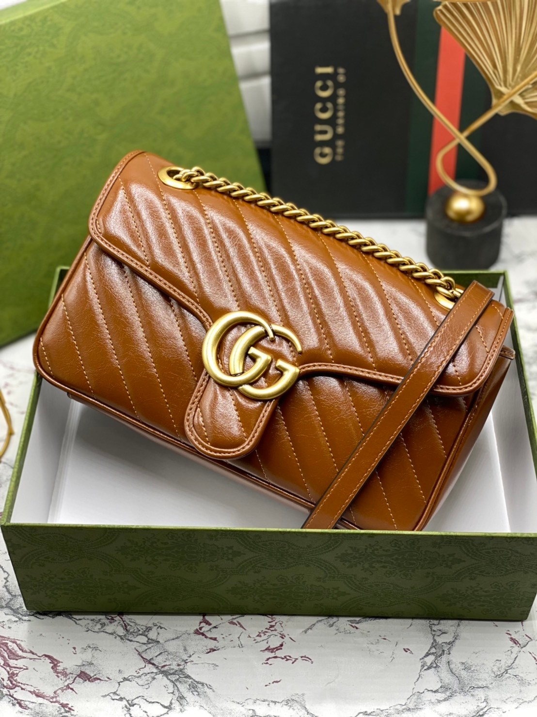 VIP 】GUCCI GG Marmont brown leather shoulder bag 26cm ราคานี้หนังแท้คือคุ้มมากเลยค่าสาวๆ ต้องจัดแล้วน้าา ยกระดับความหรูให้กับตัวเองกันหน่อย ด้วยกระเป๋ารุ่นนี้!! ครอสบอดี้ที่ดีไซน์หรู อัพเลเวล ในราคาที่จับต้องได้ พร้อมเสิร์ฟความสวยตรงถึงบ้านแล้วจ้า