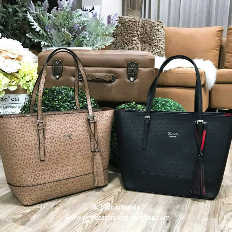 GUESS SINGNATURE SHOPPER BAG (SIZE L) กระเป๋าสะพายรุ่นใหม่ล่าสุดจาก GUESS FACTORY หนังสวยอยู่ทรงปั้มลาย Singnature Brand รอบใบ ด้านหน้าประดับโลโก้แบรนด์ ด้านหลังมีช่องใส่ของ หูหิ้วสะพายไหล่ได้สามารถเลื่อนปรับระดับได้ พร้อมประดับพู่หนังห้อยที่หูกระเป๋าดูมี