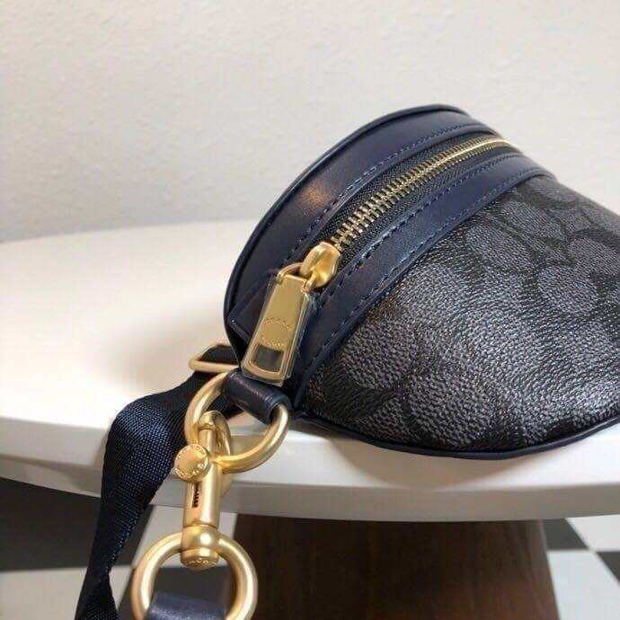 LIMITED EDITION !! COACH BELT BAG IN SIGNATURE WITH REXY BY GUANG YU กลับมาอีกครั้งกับ Coach X Disney สวยงามมากๆค่ะ คาดอก คาดเอวได้ ลาย C ตัดขอบหนังเรียบ มีช่องซิปทั้งหน้า//หลัง ใส่มือถือได้ทุกรุ่น;พาสปอร์ตได้ ;กระเป๋าเงินใบกลางได้;อื่นๆจำเป็นได้ครบค่ะ.