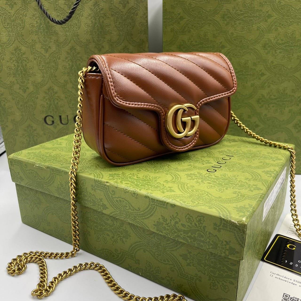 หนังแท้ GUCCI GG Marmont matelasse super mini bag / GG Marmont super mini quilted leather shoulder bag กระเป๋าสะพายข้างใบเล็ก น้องมินิ น่ารั๊กมุ้งมิ้ง วัสดุหนังแท้เชฟรอน สายสะพายแบบโซ่ อะไหล่ทองหรูหรา ด้านหน้าประดับโลโก้แบรนด์หรู ทนทาน แข็งแรง น้ำหนักเบา 