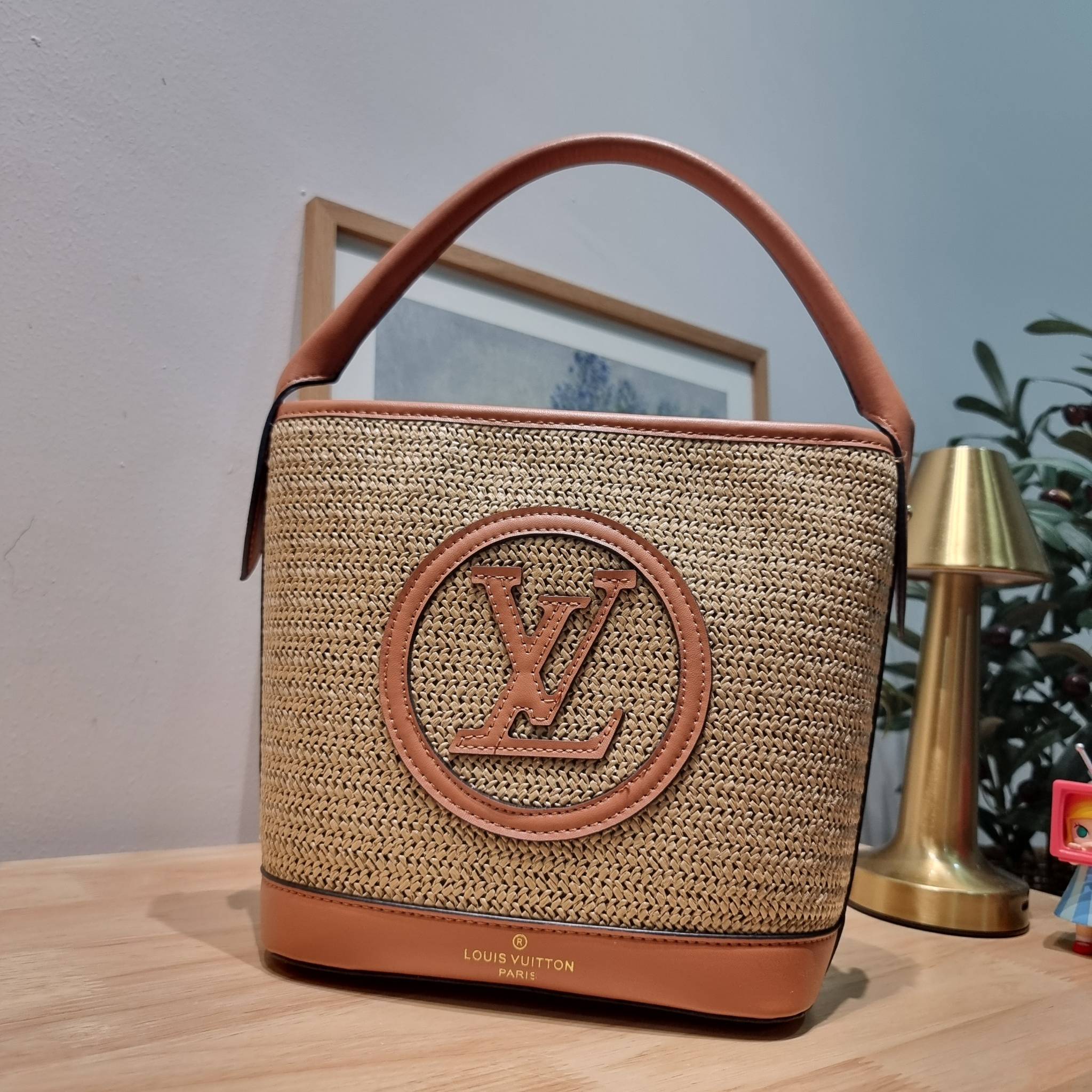 LV PETIT BUCKET BAG ไอเท็มเอ็กซ์คลูซีพจัดมาให้สาวๆโดยเฉพาะ!! กับกระเป๋าสะพายรุ่นลิมิเต็ดหายาก รูปทรงสวยงามสานเต็มใบ และยังโดดเด่นด้วยโลโก้ สีโทนอุ่น