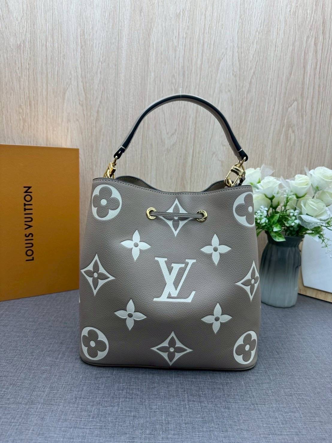 ORI หนังแท้ | LV NeoNoe MM Bucket bag Monogram Flower กระเป๋าสะพายทรงบัคเก็ต ลาย Monogram Flower โดดเด่นเพิ่มสไตล์ มีเสน่ห์ชวนหลงใหล