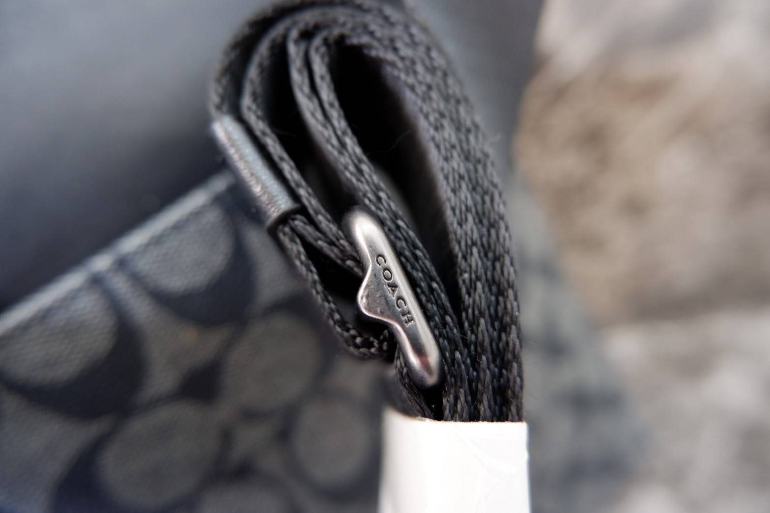 COACH Men Houston Signature Messenger Bag กระเป๋าสะพายข้าง crossbody หนังลาย signature brand เปิดปิดด้วยซิป ภายในโล่งใส่ wallet ยาว, mini iPad และของใช้ได้ มีช่องเล็ก และช่องซิป สายสะพายปรับได้ค่ะ