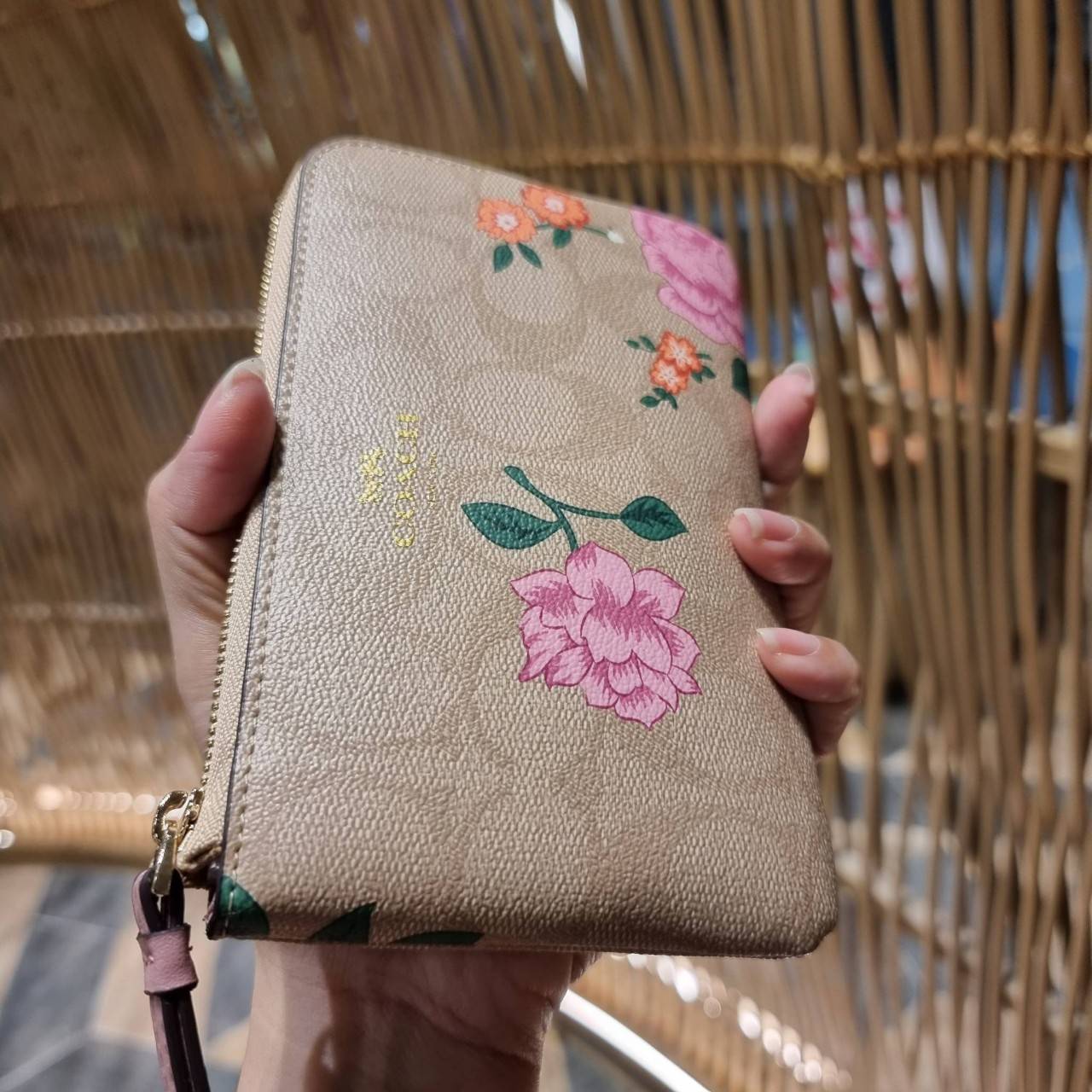 COACH 2972 CORNER ZIP WRISTLET IN SIGNATURE CANVAS WITH BUTTERFLY PRINT มาแล้วจ้า ไอเท็มสุดปัง!! ฮิตไม่เลิก!! พร้อมลวดลายสุดคิ้วท์ น่ารักน่าใช้ขึ้นไปอีก กระเป๋าคล้องมือ ขนาดเหมาะพกพา วัสดุหนังแคนวาส ภายในเป็นช่องโล่ง ใส่ธนบัตร หรือใส่บัตร ใส่เหรียญ ได้หมด