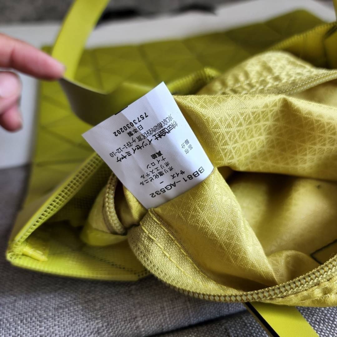 BAO BAO ISSEY MIYAKE LUCENT ONE-TONE กระเป๋า Bao Bao จากแบรนด์ดัง Issey Miyake แบรนด์แฟชั่นจากประเทศญี่ปุ่น ซึ่งมีสินค้ามากมายไม่ว่าจะเป็นเสื้อผ้า นาฬิกา น้ำหอม และที่ขาดไม่ได้นั่นก็คือ กระเป๋า Bao Bao ที่มีความพิเศษในเรื่องของวัสดุและดีไซน์ที่ครองใจสถาปน