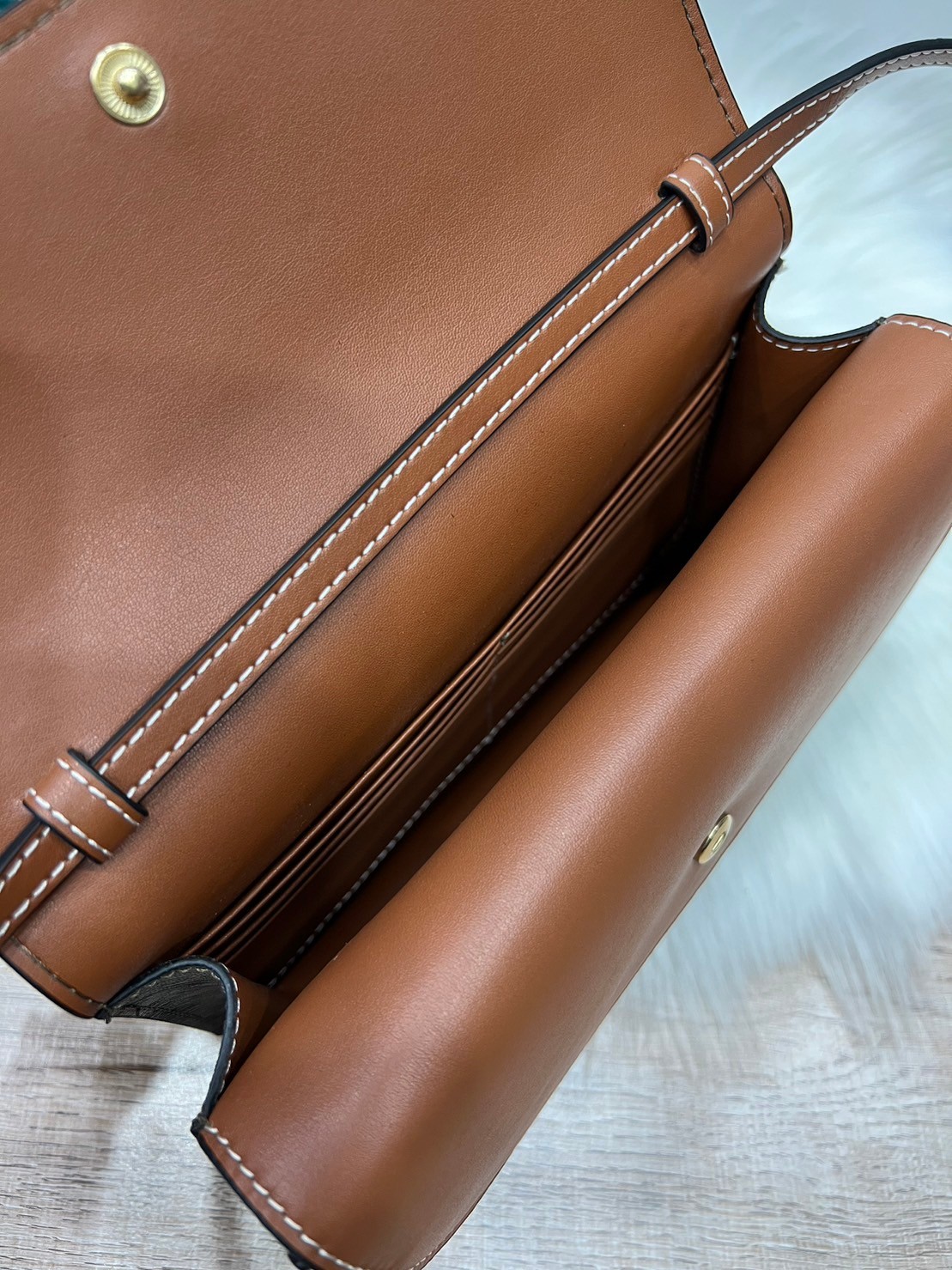 CELINE WALLET ON STRAP / CELINE TRIOMPHE CLUTCH กระเป๋าสะพายข้างใบเล็กสวยคลาสสิค สวยตะโกน งานเป๊ะปัง มีสายสะพายหนังสีน้ำตาล ถอดสายออกเพื่อเป็นกระเป๋าถือทรงคลัชท์เปลี่ยนลุคช์ ลวดลายtriomphe ความเป็นแบรนด์ CELINE ได้อย่างชัดเจน ให้ความรู้สึกที่ดูวินเทจ ที่ส