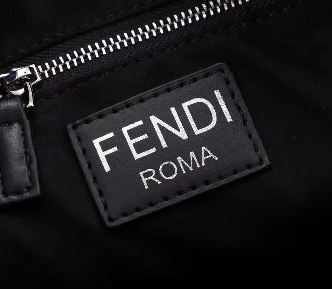 FENDI Ff-Print Coated-Canvas And Leather Cross-Body Bag เกรดออริจินอล FENDI Messenger Bag กระเป๋าสะพายข้าง ให้หนุ่มๆได้ตัวตึงกันไปเลยจ้า กับกระเป๋าสะพายทรงแมสเซ็นเจอร์ รุ่นหายาก ดีไซน์เรียบหรู สะดวกใช้ที่สุด ภายในโล่งกว้าง สายสะพายถอดได้ ปรับใช้ตามสะดวก ใ