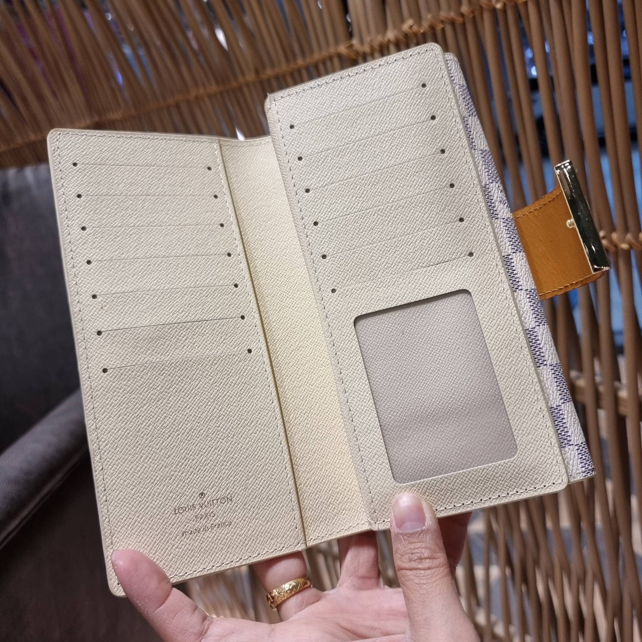 VIP 】ได้เวลาเปลี่ยนกระเป๋าสตางค์รับทรัพย์กันแล้ว!! LV vip wallet กระเป๋าสตางค์พรีเมี่ยมกิ๊ฟ เป็นไอเท็มหายาก ที่สาวๆต้องว้าว!! ใบยาวขนาดกำลังเหมาะมือ ถือแล้วขับผิวทุกสี วัสดุหนังแคนวาส ทนทาน เปิด-ปิดด้วยกระดุม ภายในมีช่องใส่บัตรเยอะมาก แบ่งสัดส่วนสวย ใส่ธน