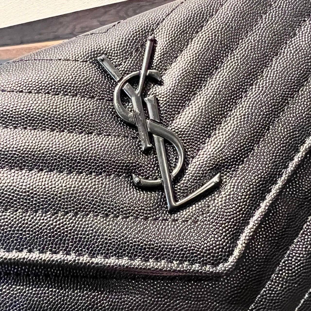 ไม่เคยผิดหวังจริงๆ!! กับรุ่นที่สาวๆรู้กัน Yves Saint laurent clutch bag with chain กระเป๋าสะพายทรง woc สุดฮอต ดีไซน์เรียบหรู โดดเด่นด้วยโลโก้ด้านหน้า เพิ่มดีเทลความผู้ดี วัสดุหนัง pepble ทนทาน ใช้งานง่ายเพียงแค่เปิด-ปิดด้วยกระดุมแม่เหล็ก ภายในแบ่งสัดส่วนไ