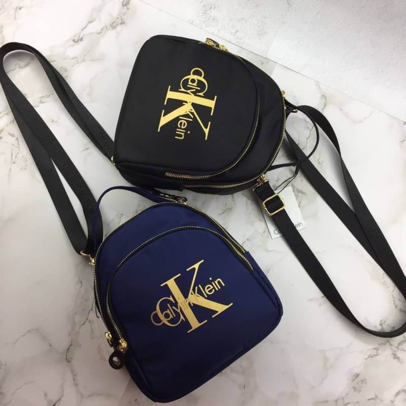ใหม่ล่าสุด กระเป๋าเป้!!! ทรงน่ารักมากๆ จากแบรนด์ Calvin Klein รุ่นพิเศษ ช่องซิป 2 ช่องใหญ่ + สายยาวถอดได้ ปรับสะพายได้หลายรูปแบบค่า **จุดเด่นที่ ตัวกระเป๋าทำจากผ้าไนล่อนเนื้อดี สกรีนโลโก้แบรนด์ น้ำหนักเบามาก สายกระเป๋า ถอดปรับ สะพาย หลัง สะพายข้าง ลำตัว ห