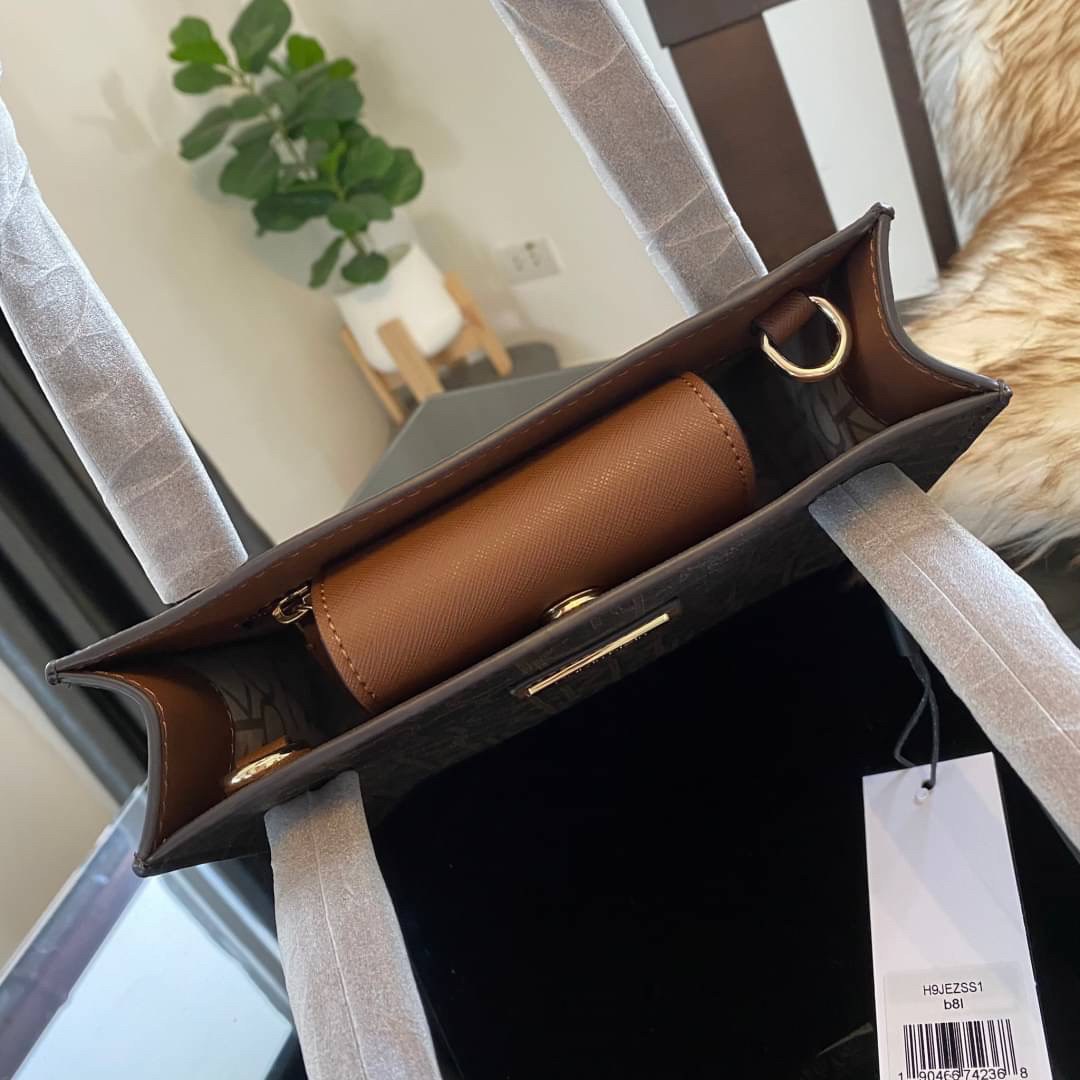 CALVIN KLEIN JEANS crossbody bag กระเป๋าถือหรือสะพาย ลายซิกเนเจอร์แบรนด์ทั้งใบ มีหูจับสำหรับถือ เปิด-ปิดกระเป๋าด้วยกระดุมแม่เหล็ก ด้านในโล่งกว้างมีช่องเล็กและช่องซิปสำหรับใส่ของจุกจิก ซับในลายแบรนด์อย่างดี มาพร้อมสายสะพายยาวปรับระดับได้ สามารถใช้ได้หลากหล