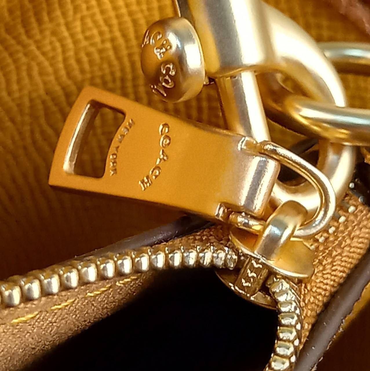 เอาอีกแล้วนะยูวว สวยน่ารักเบอร์นี้ COACH MOLLIE 25 TOTE IN SIGNATURE JACQUARD WITH STRIPES (C4086)🌺รีบมาสวยก่อนใครที่นี่เลย🤩🌈//กระเป๋าถือ กระเป๋าสะพาย ทรง TOTE ขนาดน่ารักกำลังดี ดีไซน์ใหม่ ลวดลายโดดเด่นสะดุดตา//วัสดุJACQUARDทอลาย ผ