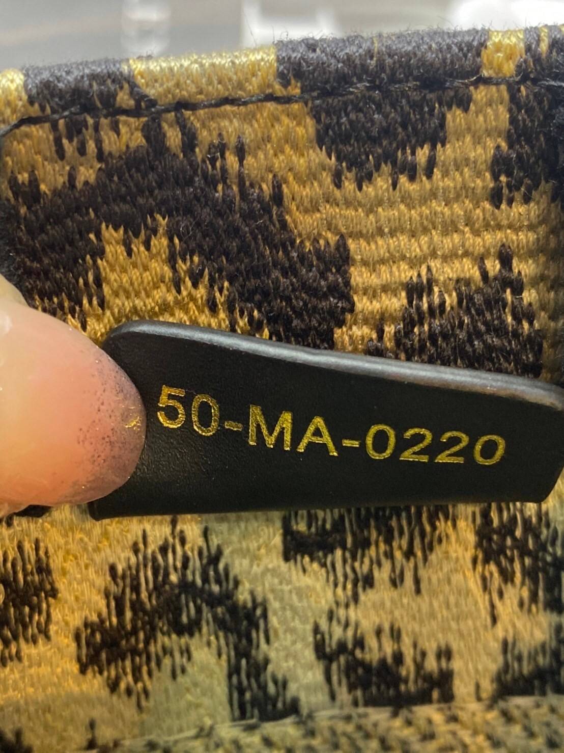 ORI 】Mini Dior Book Tote Phone Bag Beige Multicolor Mizza Embroidery พร้อมส่งที่ไทย ภาพสินค้าถ่ายจากงานขายจริง ใช้งานต่างประเทศได้ กระเป๋าใบมินิจะใส่โทรศัพท์ได้เช่นเดียวกับของใช้จำเป็นเล็กๆ น้อยๆ ในแต่ละวัน มาพร้อมสายสะพายไหล่แบบปักที่ปรับได้และถอดออกได้ 