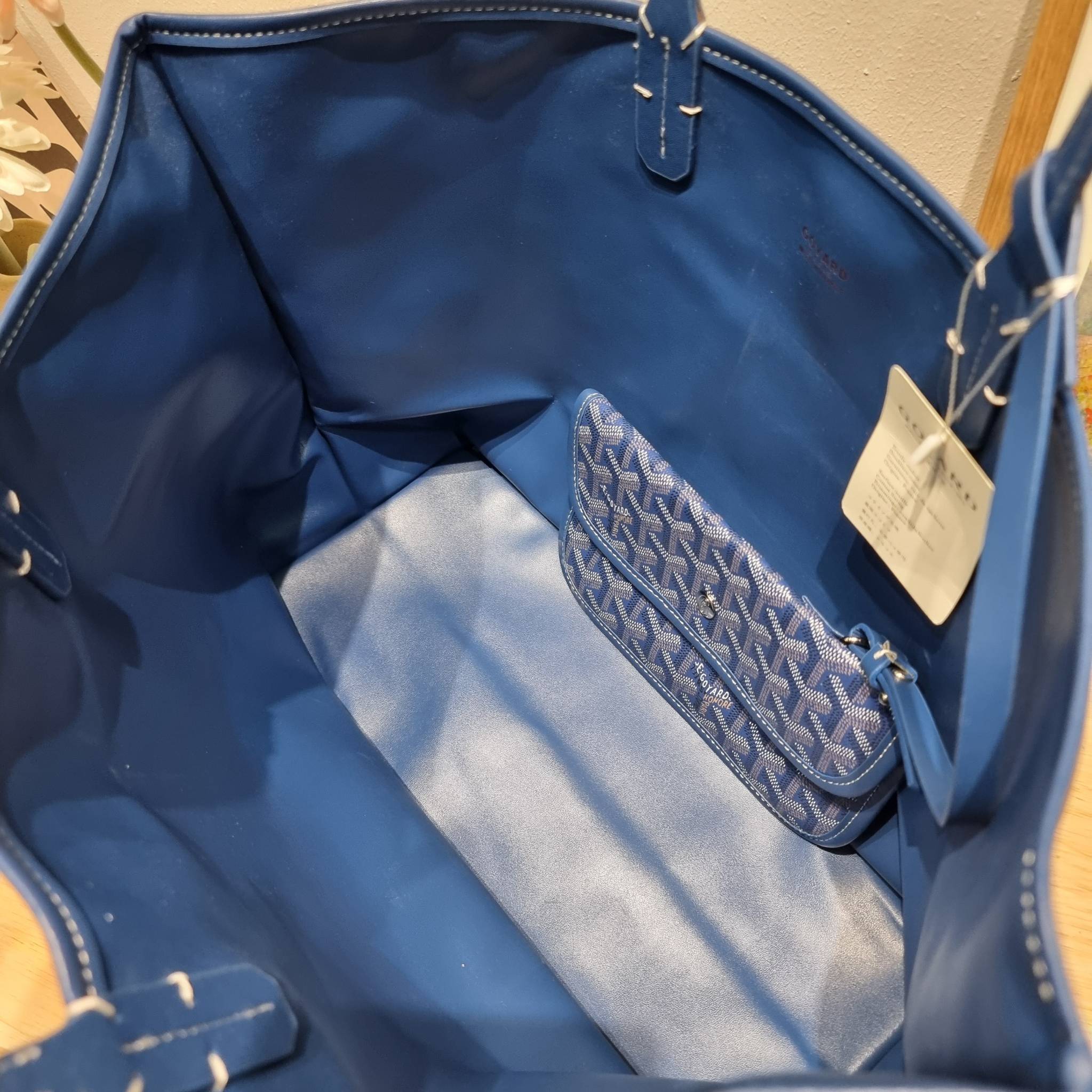 OYARD ANJOU REVERSIBLE TOTE ฮอตไอเท็ม กับกระเป๋าสะพายทรงโท้ท ใบใหญ่จุใจ!! มาครบสีขายดี เลิศทุกสี รูปทรงคลาสสิค ดีไซน์เป็นเอกลักษณ์ ใช้งานได้หลากหลาย สามารถกลับด้านใช้ได้แบบไม่มีเบื่อ วัสดุหนังแคนวาสพิมพ์ลายสวยคม