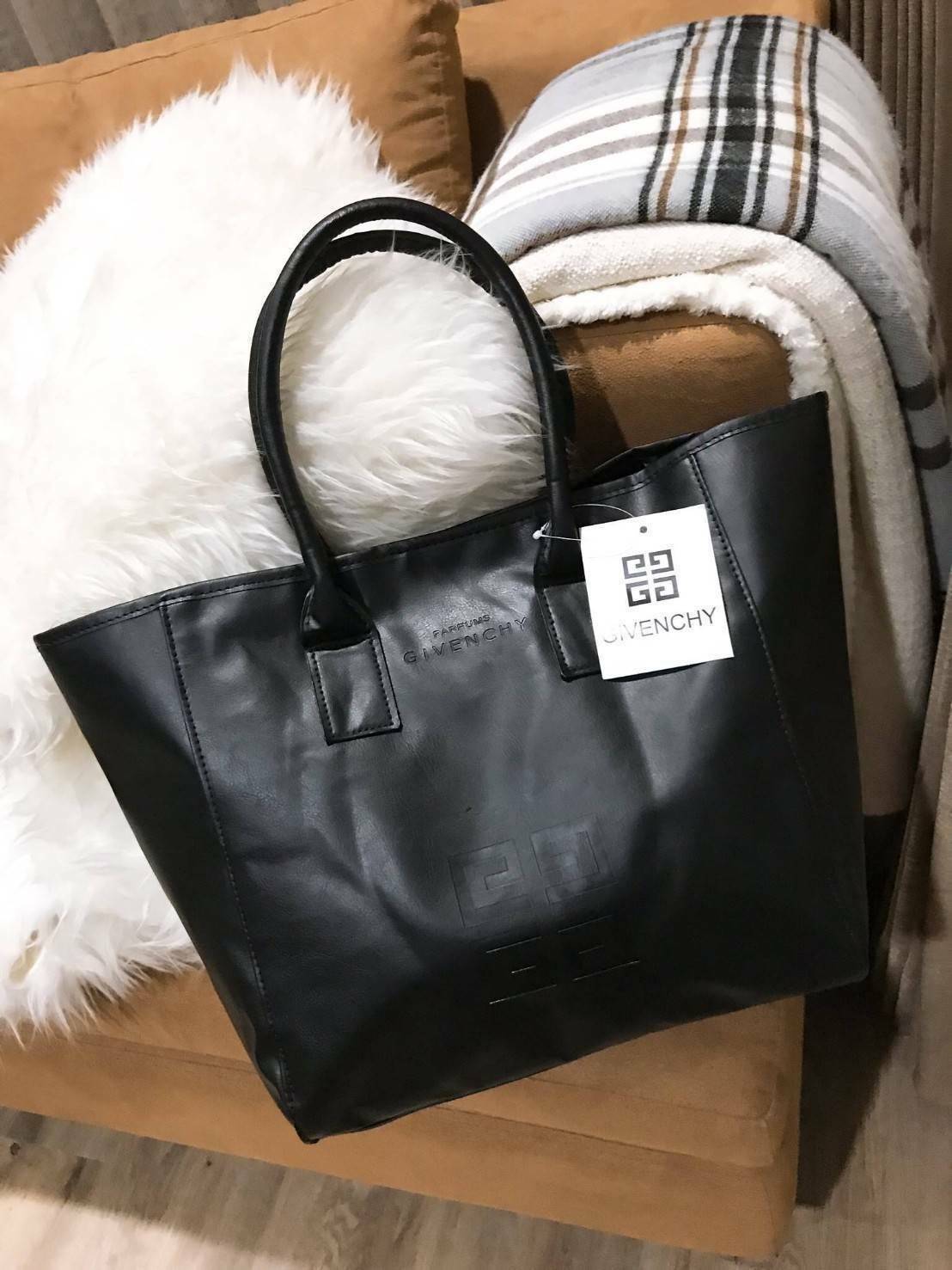 Givenchy Black Soft Leather Shoulder Handbags (Limited edition) กระเป๋าถือหรือสะพายพรีเมี่ยมของเเท้จาก "Givenchy Perfume Counter" วัสดุหนังนิ่มเรียบสีดำด้านหน้าปั้มโลโก้แบรนด์ GV ภายใน Polyester 100% สีดำสกรีนโลโก้สวยดูดี เปิดปิดด้วยกระดุมแม่เหล