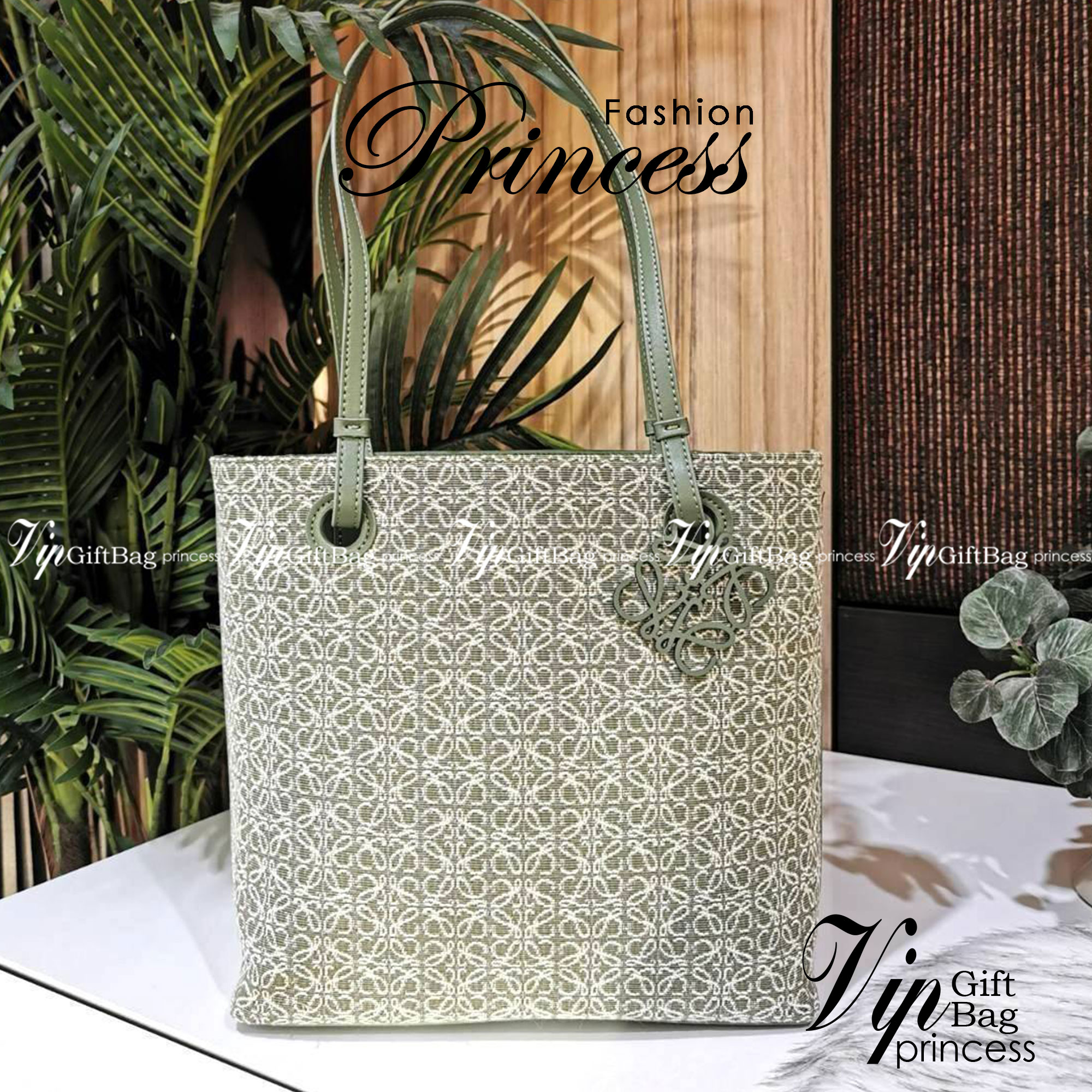 LOEWE ANAGRAM TOTE BAG VIP ไอเท็มใหม่! ดีไซน์สวยคงเอกลักษณ์ด้วยวัสดุ Anagram Canvas Jacquard Fabric ผสมผสานหนังแท้ Calfskin ลงตัวสุดคลาสสิค ขนาดกำลังดี น้ำหนักเบา ใส่เอกสาร A4 Notebook ipad ของใช้ได้เยอะ หูหิ้วหนังจับแข็งแรง สะพายไหล่ได้ พร้อมส่งที่ไทยสุด