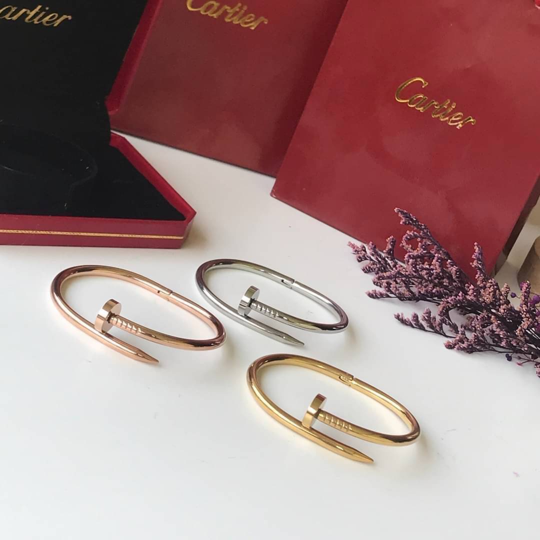 Cartier JUSTE UN CLOU EARRINGS กำไลข้อมือตะปู มี 2 แบบ มีเพชร/ไม่มีเพชร ภาพถ่ายจากงานจริง วัสดุโลหะเคลือบขึ้นเงาตามรูป งานปั้มครบตามรูปเลยค่ะ