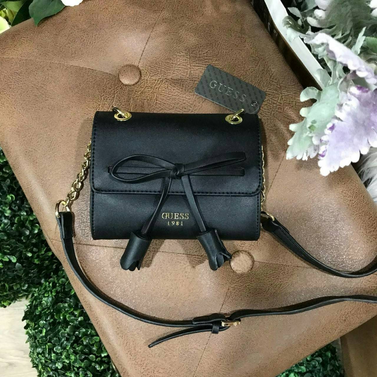 New Arrival! Guess Detail Crossbody Flap Bag Y2019 กระเป๋าสะพายรุ่นใหม่ล่าสุดขนาดมินิกำลังน่ารักวัสดุหนังเรียบอยู่ทรงด้านหน้าประดับโบว์พร้อมโลโก้แบรนด์ดูมีดีเทลเปิดปิดด้วยฝาปิดกระดุมแม่เหล็ก ซับในลายแบรนด์ ภายในมีช่องซิปและช่องเล็กใส่ของสามารถใส่ iphone ไ