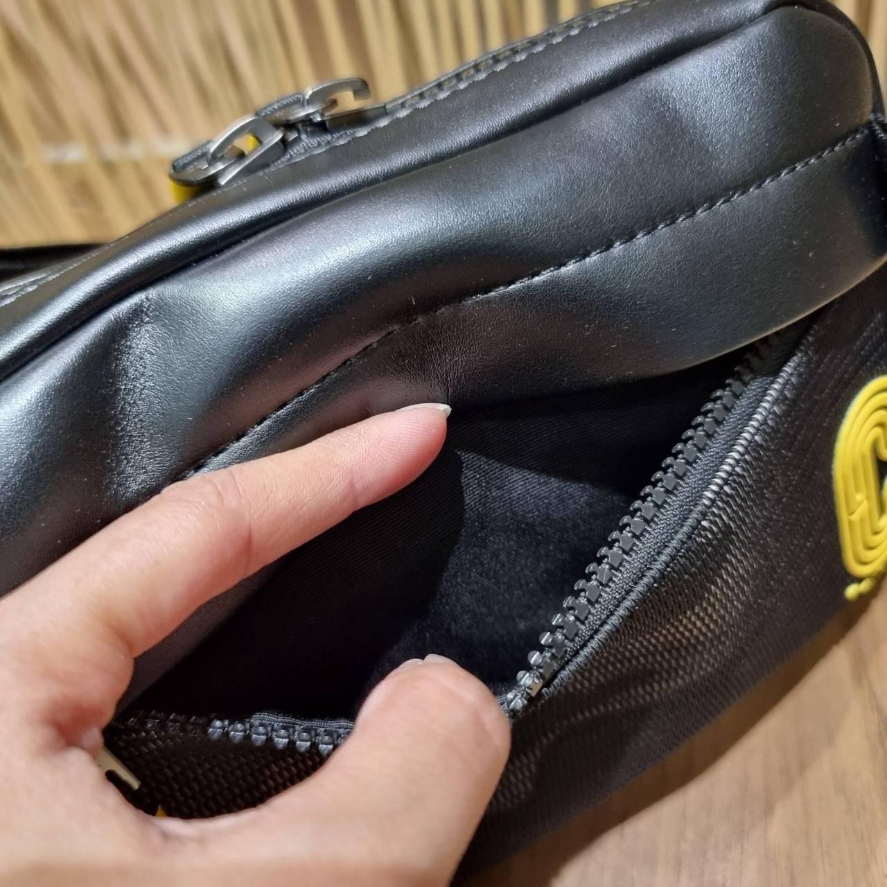 COACH EDGE CROSSBODY WITH CAMO PRINT ((2381, 2373)) ความเท่ never die!! กระเป๋าครอสบอดี้ทรงยอดฮิต ที่หนุ่มๆไม่ควรพลาด รูปทรงดีไซน์คลาสสิค ใช้งานง่าย วัสดุหนังแท้ตกแต่งตาข่ายพร้อมลายพริ้นท์ด้านหน้า สุดคูล!! ตัวกระเป๋ามีซิปหลัก และซิปด้านหน้า พร้อมช่องแยกด้