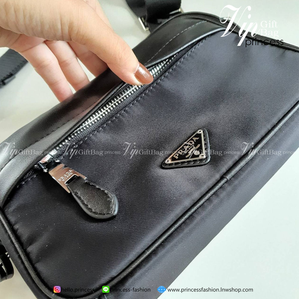 Prada วัสดุทำจาก หนังสลับNylon สามารถกันน้ำได้ ตัวกระเป๋าอยู่ทรงสวย ขนาดกำลังพอดี ไม่เล็กไม่ใหญ่ไป แถมมากับกระเป๋าห้อยใบเล็กคุ้มสุดๆ #อะไหล่เงินทั้งใบ ด้านหลังมีช่องใส่ของ เปิดปิดด้วยซิป ภายใน มีโลโก้แบรนด์ และช่องใส่ของแยก บุผ้าลายแบรนด์ สามารถใส่ มือถือ