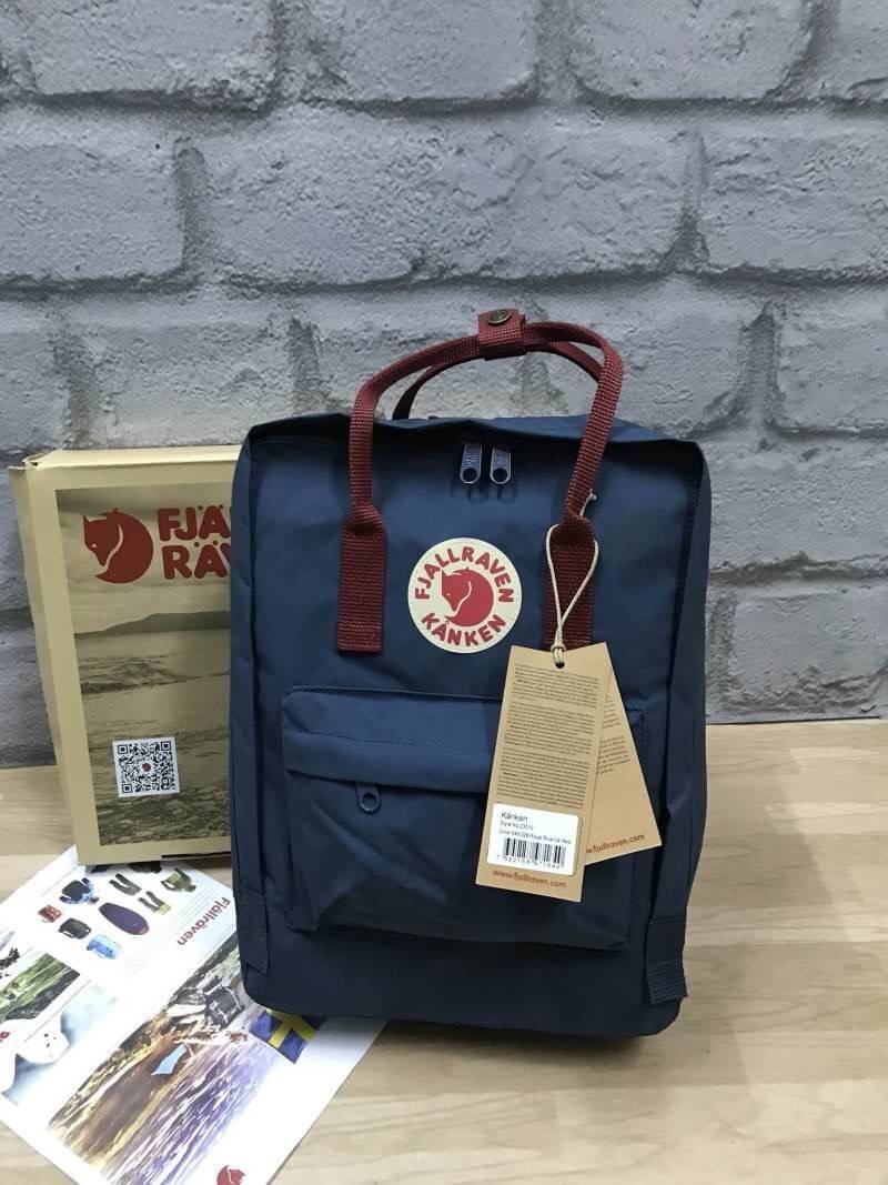 Kanken backpack รุ่น Classic แบรนด์ดังจากสวีเดนที่นิยมกันมากในหมู่วัยรุ่น กระเป๋าเป้ที่มีน้ำหนักเบา แต่มีความทนทาน และช่องว่างต่างๆมากขึ้น มีซิปหน้าสำหรับใส่ของกระจุกกระจิก และหูหิ้วทั้งด้านหน้าและด้านหลัง สำหรับการหิ้วถือได้สะดวก ใส่มินิไอแพค กระเป๋าสตาง