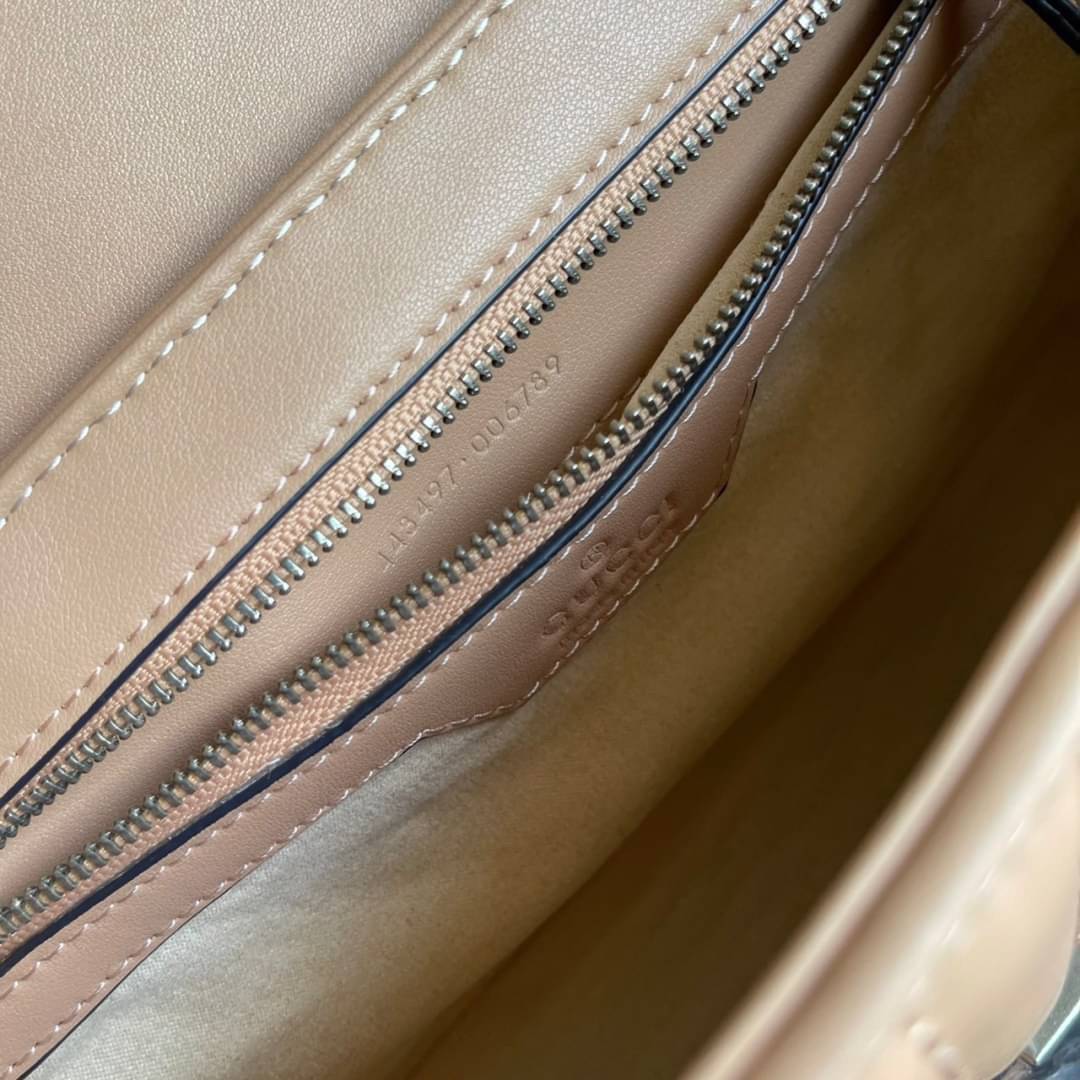 หนังแท้ 26cm GUCCI GG Marmont leather shoulder bag แบบใหม่ล่าสุด ราคานี้หนังแท้คือคุ้มมากเลยค่าสาวๆ ต้องจัดแล้วน้าา ยกระดับความหรูให้กับตัวเองกันหน่อย ด้วยกระเป๋ารุ่นนี้!! ครอสบอดี้ที่ดีไซน์หรู อัพเลเวล ในราคาที่จับต้องได้ พร้อมเสิร์ฟความสวยตรงถึงบ้านแล้ว