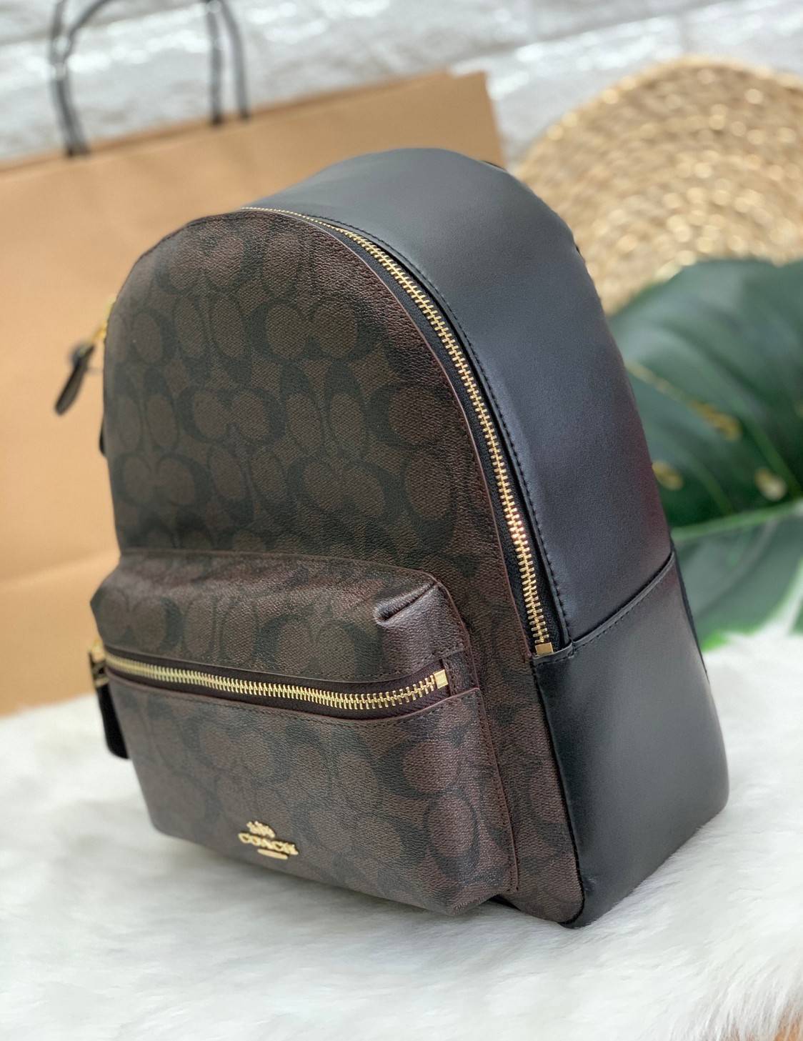 OUTLET 】COACH MEDIUM CHARLIE BACKPACK IN SIGNATURE ((32200)) พร้อมส่งที่ไทยอีกครั้งค่ะ! กระเป๋าสะพายหลังขนาดกลาง หนังแท้+ไนล่อน ด้านหน้ามีช่องซิปให้หนึ่งช่อง;เปิดปิดช่องหลักแบบซิปคู่ ภายในกว้างใส่สัมภาระได้จุนะคะ พร้อมช่องซิปให้อีกช่องค่ะ;สายสะพายสามารถเล