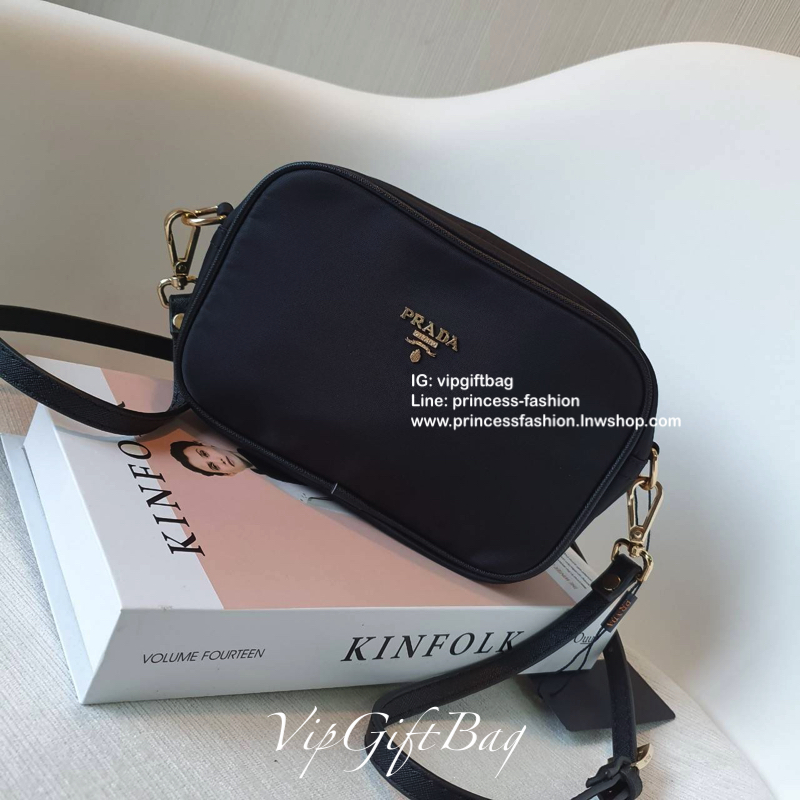 กระเป๋าทรง mini crossbody จากงานพรีเมี่ยมกิ้ฟแบรนด์ดัง PRADA วัสดุ Nylonสุดหรูอย่างดี สามารถกันน้ำได้ ทั้งใบ ขนาดกำลังดีน่ารัก🐰 ด้านในมีช่องแบ่งใส่ของใส่ของจุกจิกได้ ใส่โทรศัพท์ได้ทุกรุ่น คสอ. ใช้แล้วสวยมากๆ อะไหล่ทองปั้มแบรนด์ทุกจุด คุ้มเกินราคาค