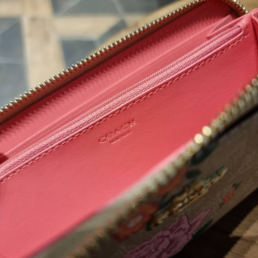 COACH ACCORDION ZIP WALLET IN SIGNATURE CANVAS WITH PRAIRIE ROSE / JUMBO FLORAL / CAMO ROSE FLORAL / MEDLEY BOUQUET PRINT ((F31572/F39189/F26290/F2859)) สวยคลาสสิคไม่มีใครเกิน!! กระเป๋าสตางค์ใบยาว ลวดลายสวย สีสันโดดเด่น วัสดุหนังแคนวาสเคลือบ เปิด-ปิดด้วยซ