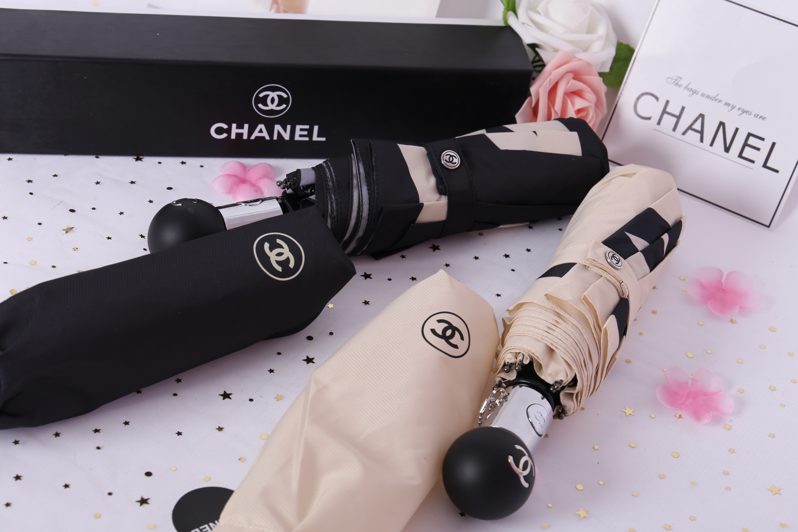 Chanel Umbrella VIP Gift- Black and Beige Camellia With Gift Box Vip Gift Chanel ของแท้ 100% ร่มพับระบบออโต้พรีเมี่ยมจาก Chanel Cosmetic Counter สำหรับกันฝนกันแดด ปกป้องทั้งแดดและฝนพกพาสะดวก ใช้งานง่ายด้วยปุ่มกดออโต้ มาพร้อมปลอกร่ม ภาพถ่ายจากสินค้าจริง สว