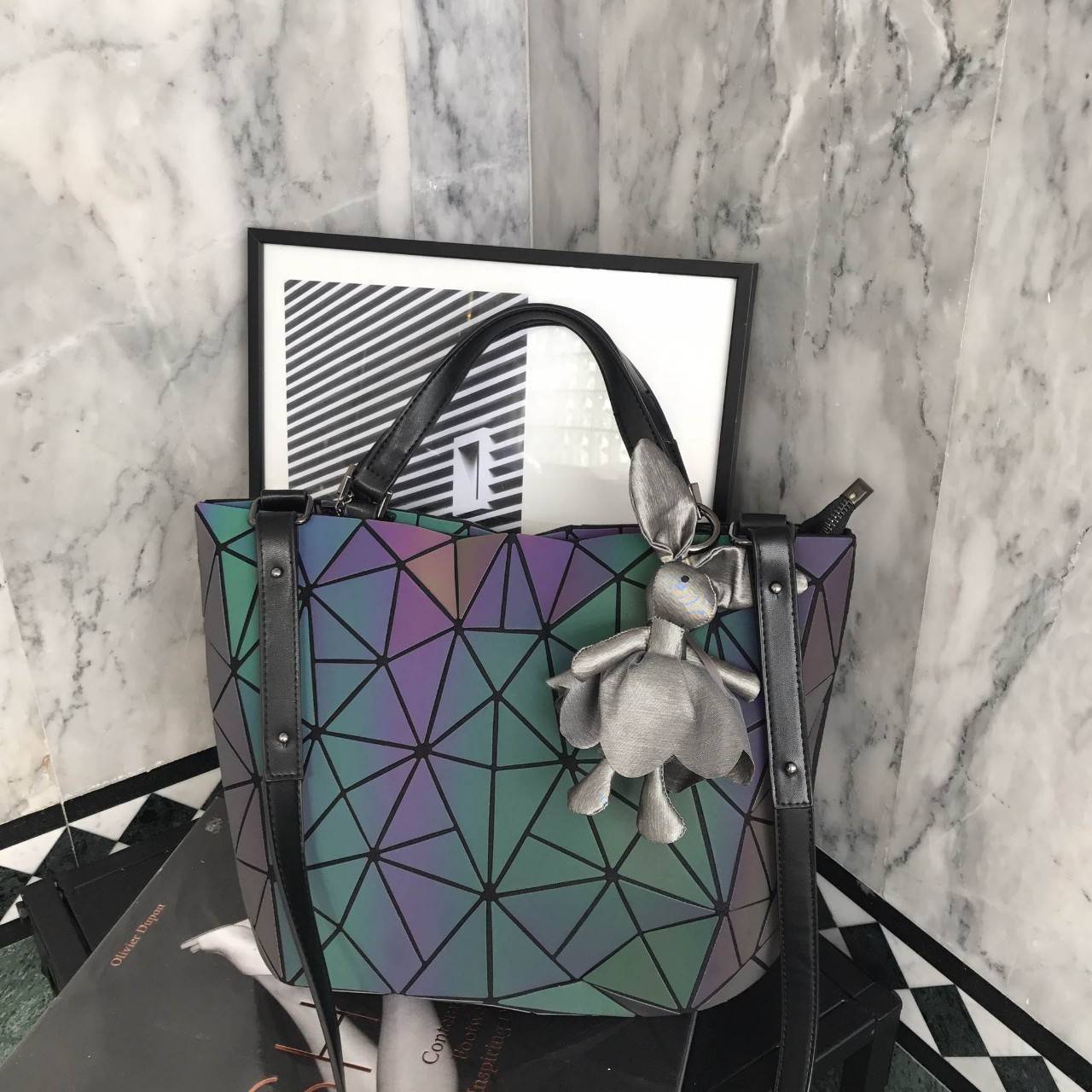 มาใหม่ สี Limited edition 🌈🌈 Rainbow color ( สีจะปรับเข้มอ่อนตามความสว่างของแสงค่ะ ) • สว่างมากจะเป็นสี Rainbow สว่างน้อยจะเป็นสีเทาเข้มค่ะ สดใสรับเดือนแห่งความรักกันด้วย กระเป๋าทรงสุดฮิตจากแบรนด์ David Jones ใบนี้ มาพร้อมกับน้องกระต่ายสีเ