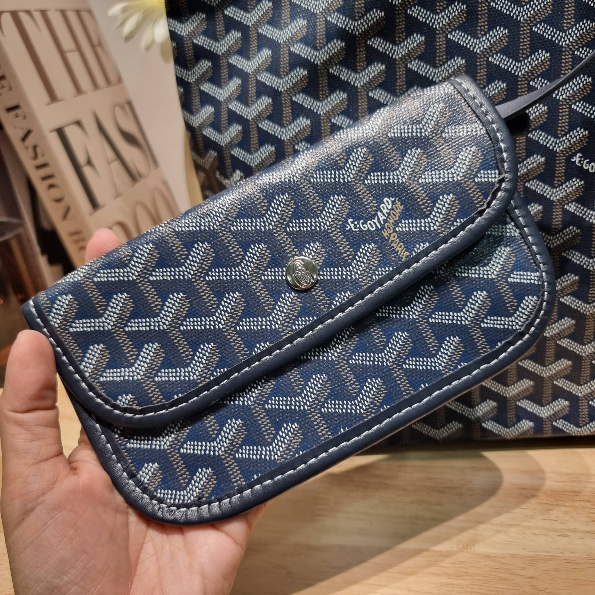 GOYARD BOHEME HOBO BAG / GOYARD HOBO กระเป๋าสะพายทรงโฮโบ ใบใหญ่จุใจ!! มาครบสีขายดี เลิศทุกสี รูปทรงคลาสสิค ดีไซน์เป็นเอกลักษณ์ วัสดุหนังแคนวาสพิมพ์ลายสวยคม ปากกระเป๋ามีซิปเปิด-ปิดกันของหล่นได้ ภายในโล่งกว้างมาก มาพร้อมสายคล้องในตัว ทนทาน สะพายสวยๆได้ทุกวั