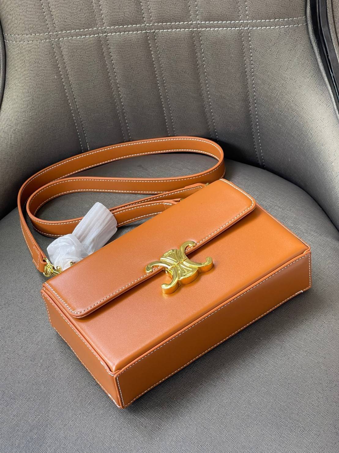 Celine Triomphe shoulder handbag Bag / Celine box triomphe in Natural Calfskin Tan กระเป๋าสะพายเรียบหรูและดูทันสมัยใบนี้ออกมา ให้คุณเลือกสะพายในชีวิตประจำวันเข้ากับการแต่งตัวสบาย ๆ หรือถอดสายถืงออกงานปาร์ตี้สังสรรค์ ก็ช่วยให้คุณดูโดดเด่นได้เช่นกัน นอกจากน