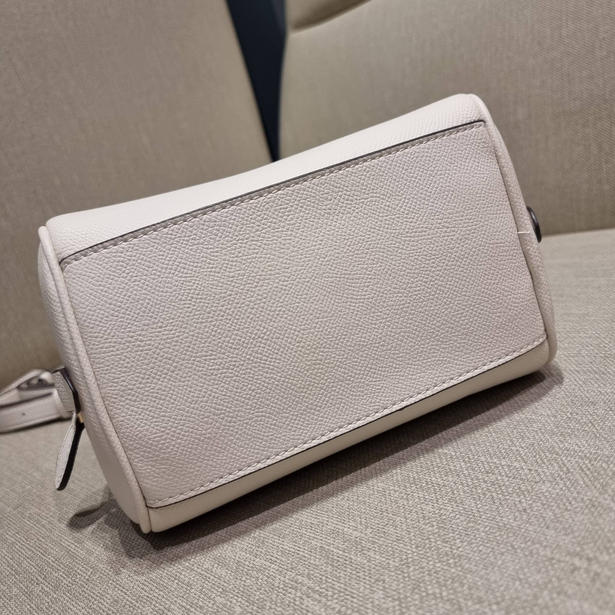 COACH SYDNEY SATCHEL BAG CA202 CA591 CB596 ใหม่ล่าสุด กับคอลที่สาวๆต้องหลงรัก กระเป๋าสะพายทรง satchel ที่มีรูปทรงดึงดูดสายตา สวยแรกเห็น วัสดุหนัง crossgrain พร้อมหูจับในตัว เปิด-ปิดด้วยซิป ภายในโล่งกว้าง ขนาดกำลังดี มีสายครอสให้ ปรับได้ตามชอบ ใบจริงลูกคุณ