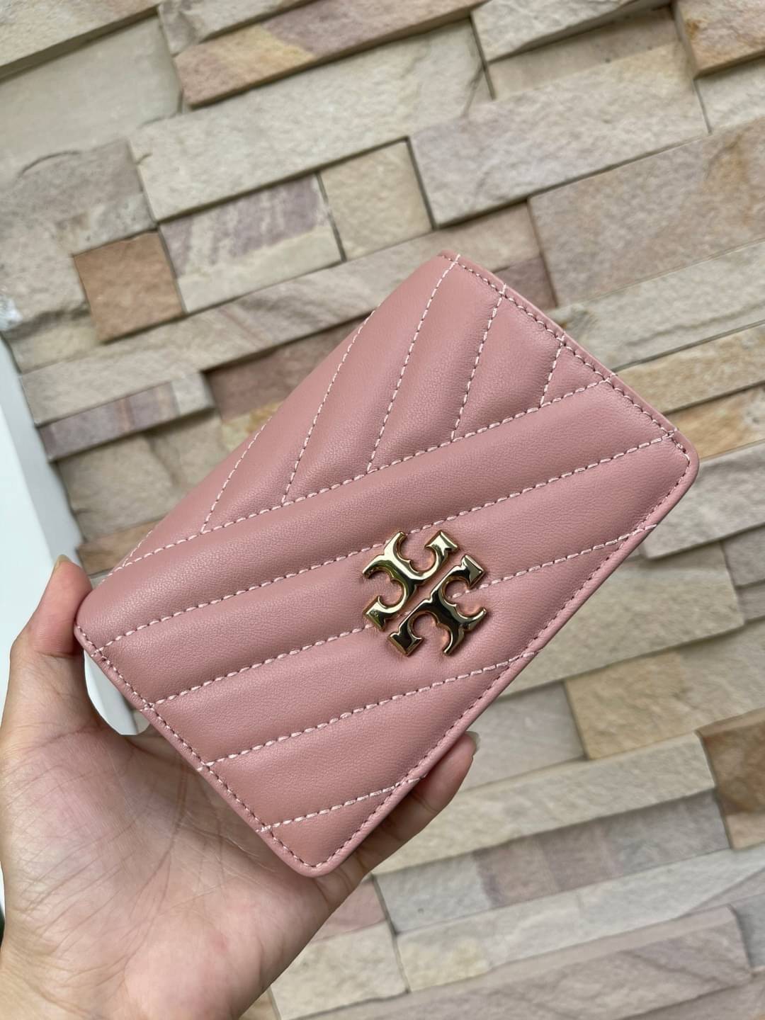 ของแท้ 💯% 】Tory burch kira chevron medium slim wallet กระเป๋าสตางค์หนังแกะขนาดmedium size การตัดเย็บหนังแกะแสนนุ่มแบบลายบุสองชั้น สัมผัสนุ่มควบคู่กับดีไซน์อันเป็นเอกลักษณ์ ดูแพงด้วยโลโก้ด้านหน้าสีทองสวยหรู