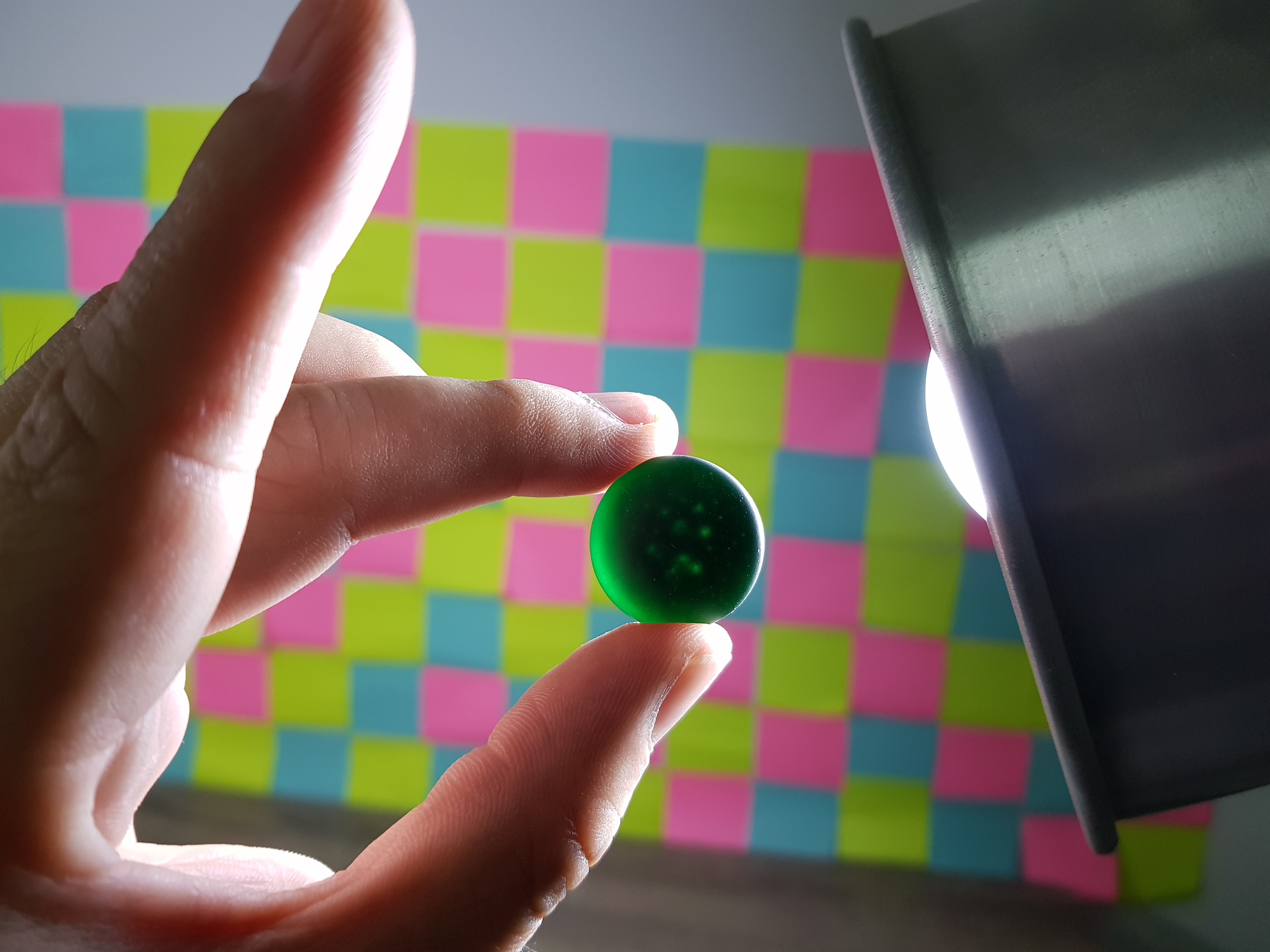 เม็ดหมากล้อมหินแบบนูนสองด้านอย่างดีพร้อมโถไม้ Toreya