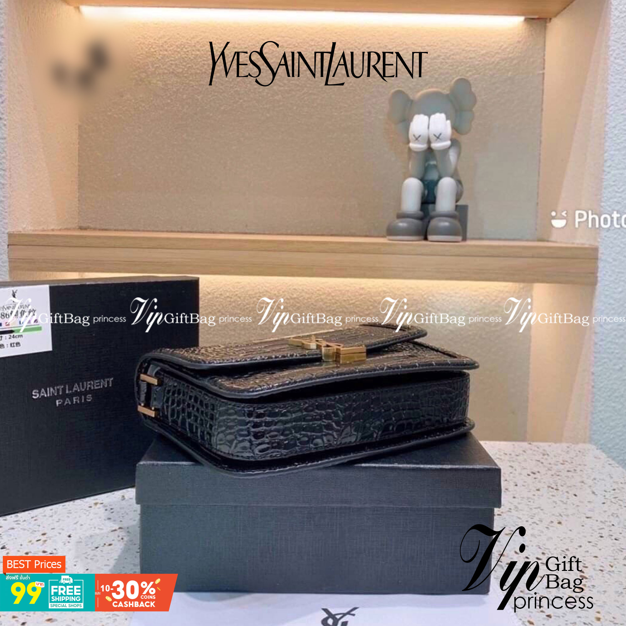 YSL Yves Saint Laurent Black Croc Embossed Leather Satchel Shoulder Bag กระเป๋าสะพายทรงกล่องหนังลายจระเข้ คอลนี้ถือว่าเป็นตัวท๊อปเลยค่า ดาราใช้กันเยอะ ดีไซส์น่าใช้ วัสดุเกรดดี อะไหล่สวยงาม ภายในโล่งมีช่องหลัก และช่องย่อยสามารถใส่มือถือของใช้จุกจิกได้เยอะ 