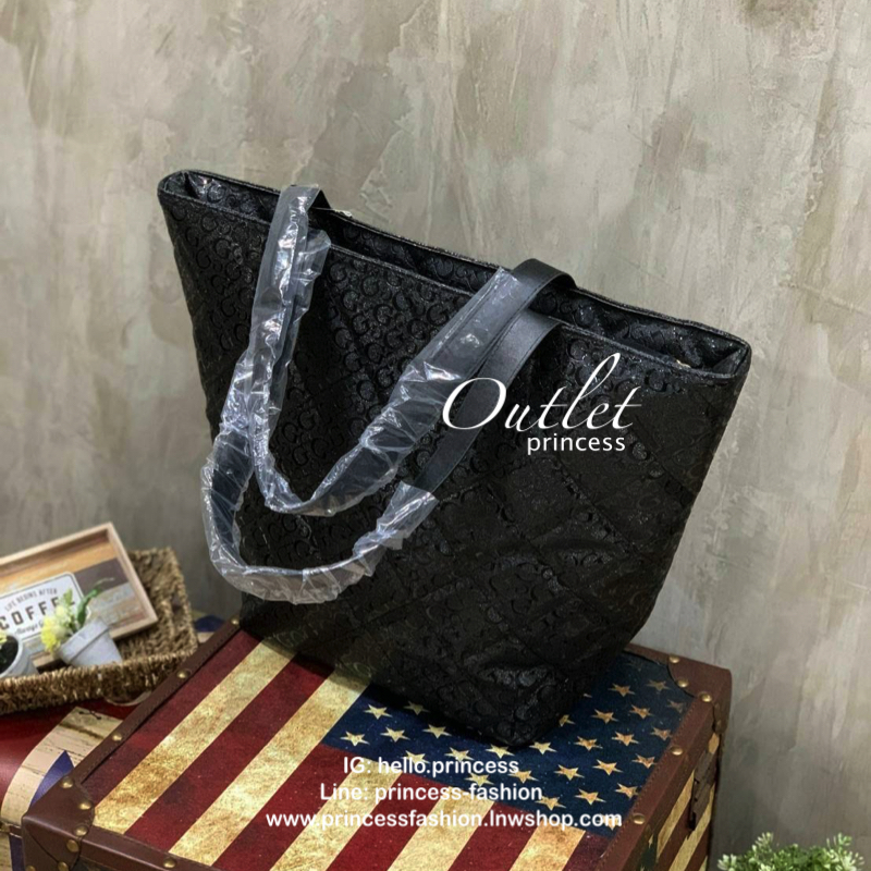 Guess Large Tote Bag กระเป๋าถือทรงช้อปปิ้ง ที่มีน้ำหนักเบา สามารถจุได้เยอะ วัสดุหนังpuหนังนิ่ม นุ่มมือต่อผิวสัมผัส มีดีเทลที่ตัวกระเป๋าปั้มโลโก้G เป็นซิกเนอเจอร์รอบใบ สามารถใส่เอกสารเอสี่ได้ เปิดปิดด้วยซิปเดียวด้านบน ภายในบุผ้าลายG มีช่องเล็กแยกเป็นสัดส่ว