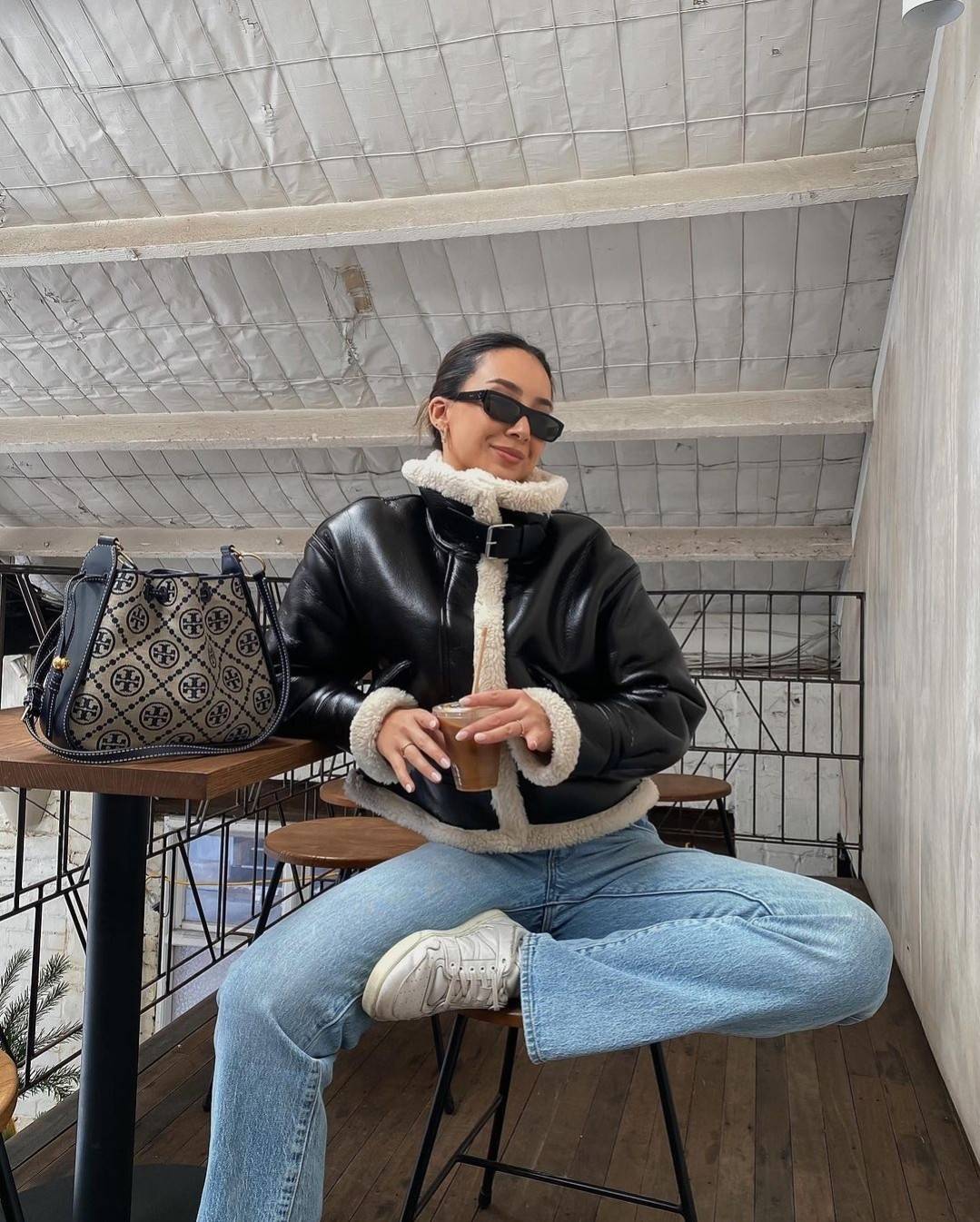 TORY BURCH T MONOGRAM JACQUARD BELL BAG คอลเลคชั่นใหม่ กับกระเป๋าลายโมโนแกรมยอดฮิต ที่มาในรูปทรงดีไซน์สวยเก๋ ชิคๆคูลๆ รับรองว่าไม่มีเกร่อ ตัวกระเป๋าทรงเหลี่ยม รูปเก็บทรงได้ในส่วนของปากกระเป๋า หรือไม่รูด ก็ได้ความสวยไปอีกแบบ วัสดุผ้า jacquard ตัดสลับหนังแท