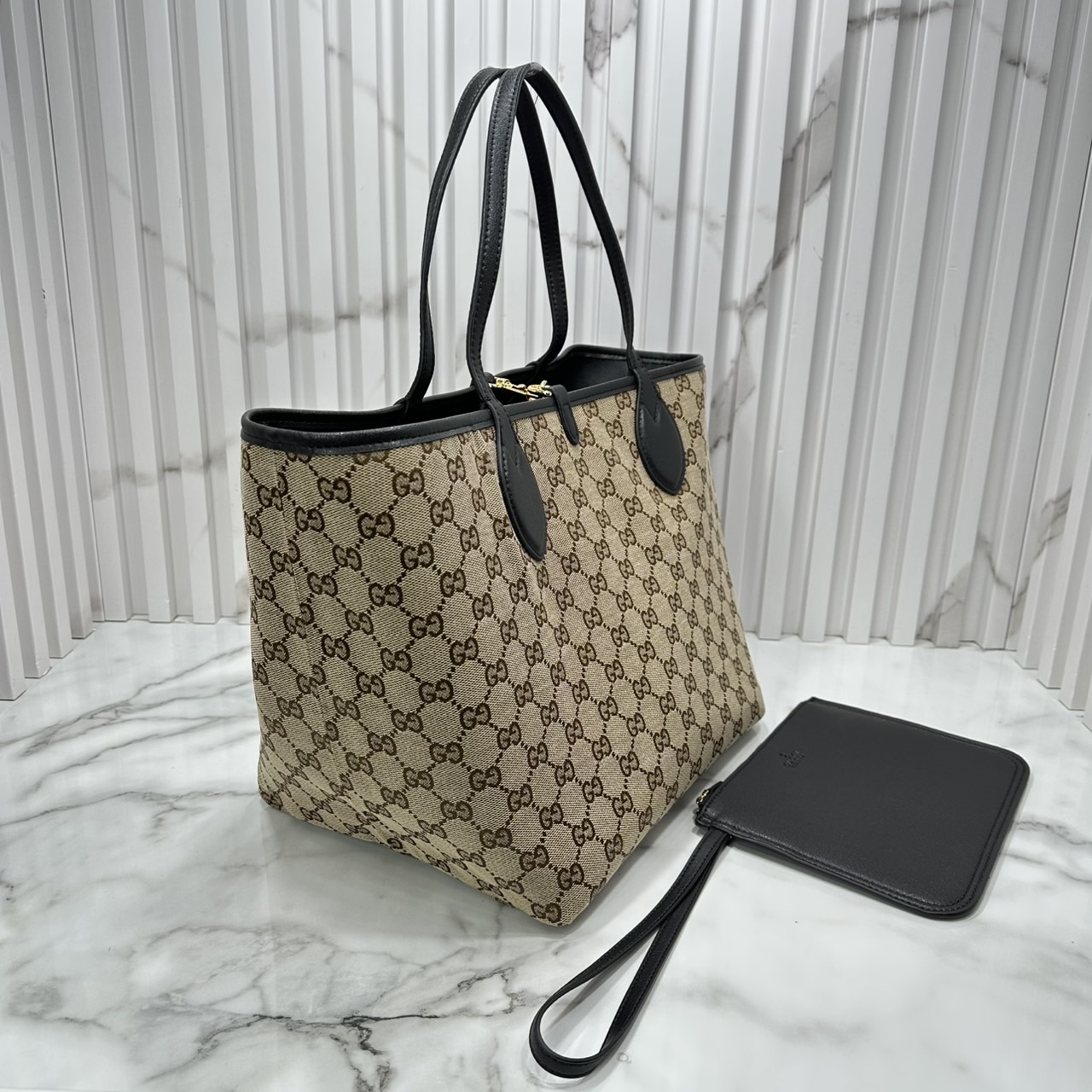 ORI หนังแท้ | Gucci Totissima medium reversible tote bag / Gucci Tote Bag กระเป๋าทรงสะพายทรงโท้ท ใช้งานได้ 2 ด้าน ดีไซน์ใหม่ล่าสุด ด้านหนัง และด้านแควสวยลายโลโก้ สวยหรูเรียบง่าย มาพร้อมใบเล็กเข้าเซ็ท ภายในโล่งกว้าง จุของได้เยอะจุใจ