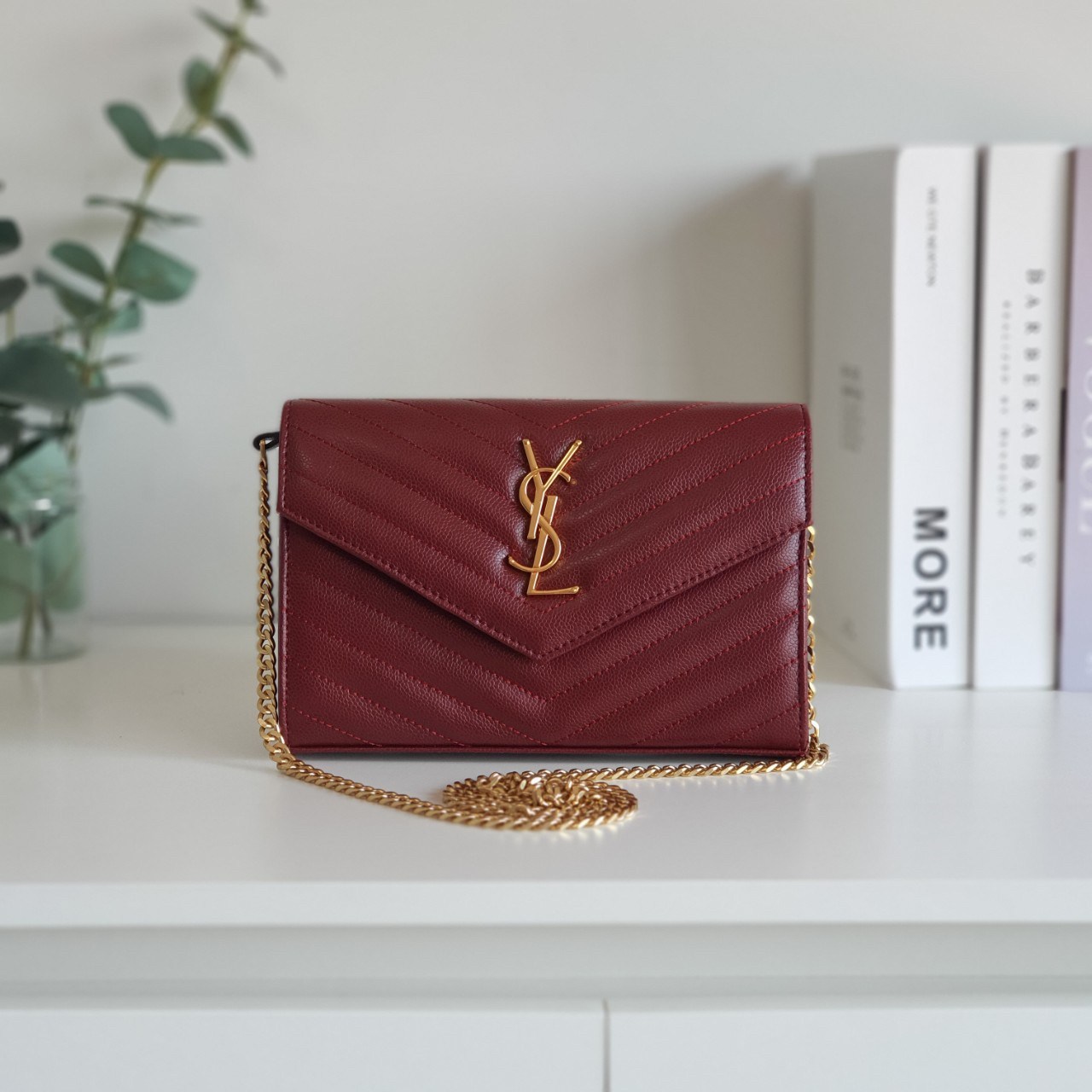 YVES SAINT LAURENT YSL BAG VIP GIFT WITH PURCHASE (GWP) พรีเมี่ยมกิ้ฟ Limited Edition จาก YSL DUTY FREE COUNTER วัสดุหนังแท้ลายคาเวียร์ ทรงหน้าจดหมายลายทาง สวยหรูมาก อะไหล่ทอง เปิดปิดด้วยกระดุมแม่เหล็ก ภายในโล่งมี2ช่องใหญ่ ช่องซิปใหญ่ มีที่ใส่บัตร12ใบ มาพ