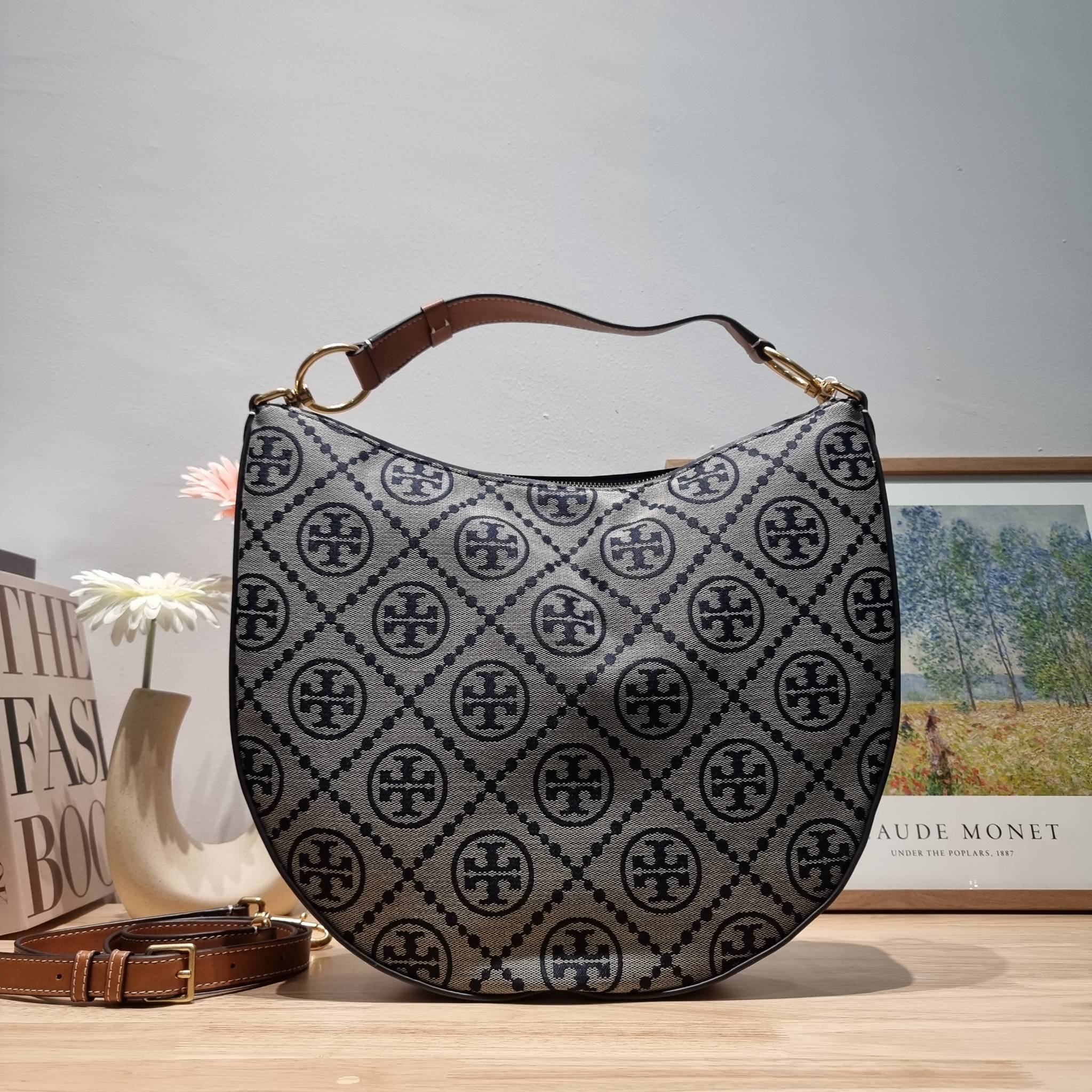 ใบใหญ่ 35cm Tory Burch T Monogram Medium Crescent Bag / TORY BURCH T MONOGRAM JACQUARD CRESCENT BAG ไซส์ใหญ่กับไอเท็มสุดร้อนแรง เซเลปรีวิวเยอะมาก!! สาวๆตามหากันไปอีก กระเป๋าทรง half moon ที่ดีไซน์บนผ้า jacquard ลวดลายซิกเนเจอร์ เรียบหรู ผู้ดีมากแม่!